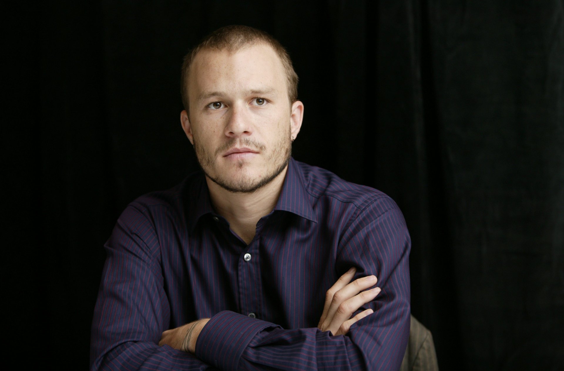 heath ledger aktor mężczyzna zarost koszula tatuaż kolczyki