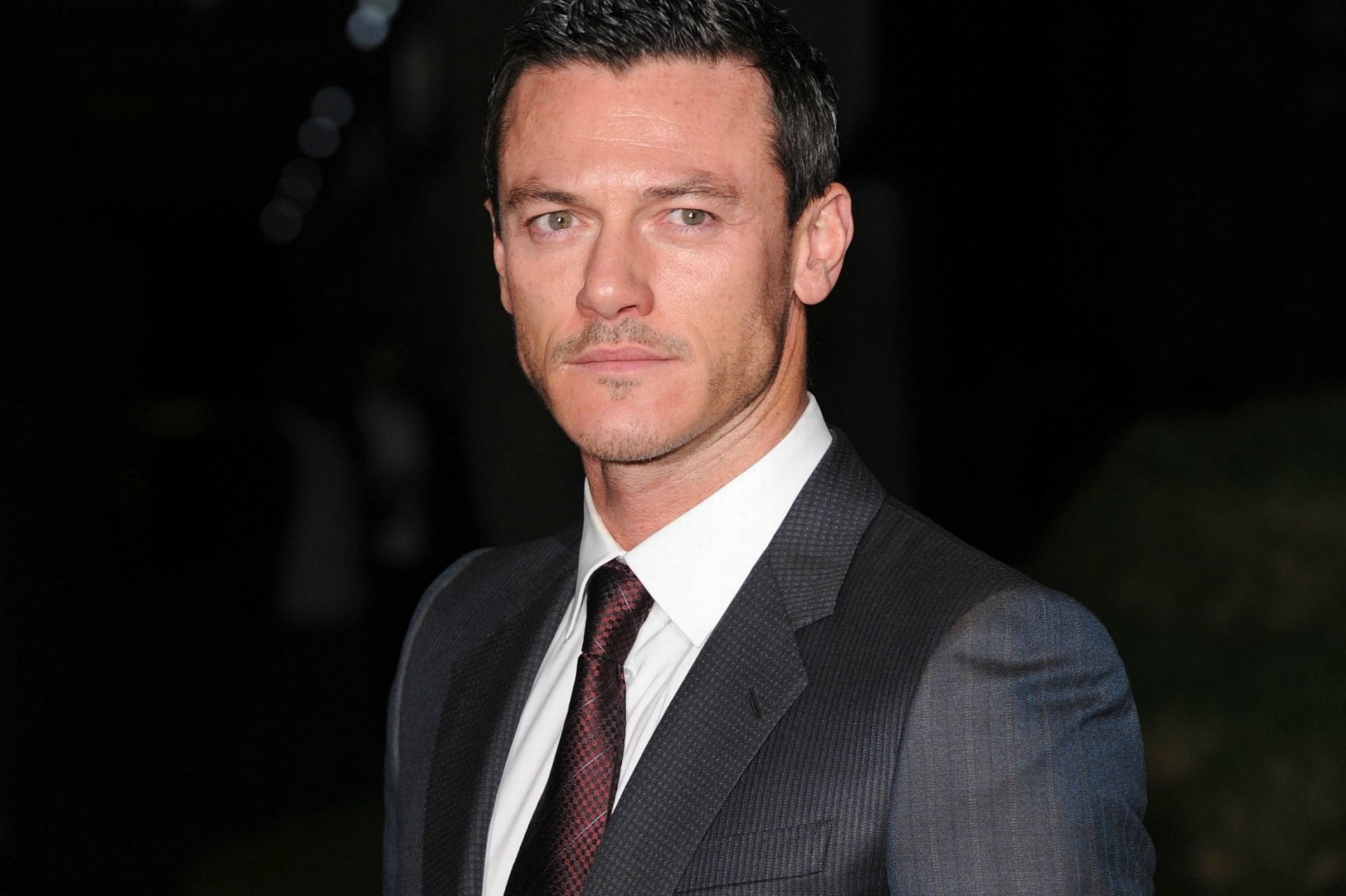 luke evans mann blick anzug