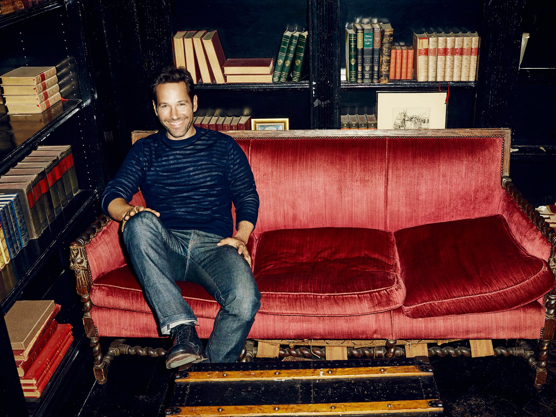 paul rudd aktor uśmiech sweter dżinsy sofa półki książki sesja zdjęciowa magazyn the hollywood reporter thr 2015 fotograf meredith jenks