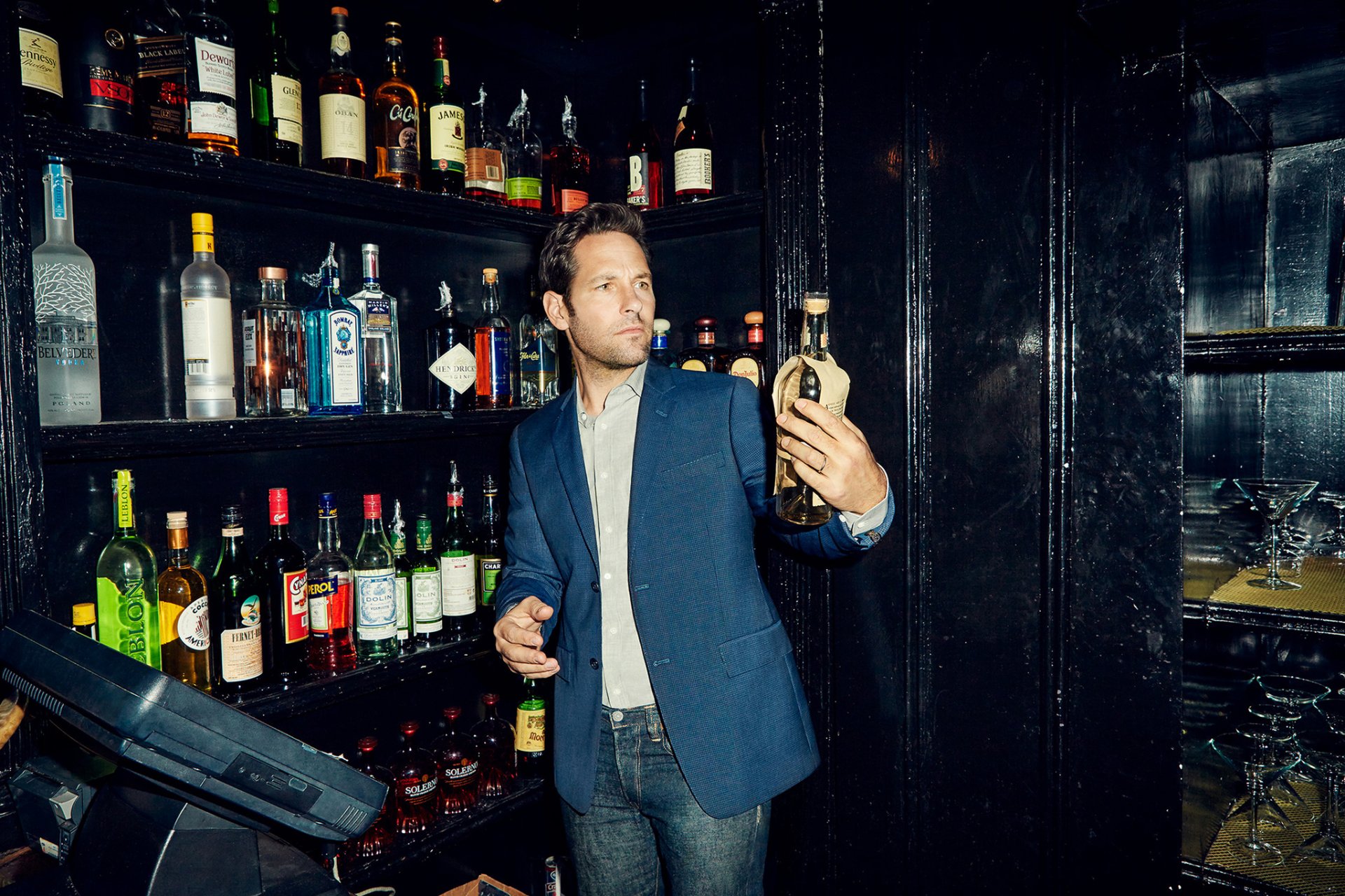 paul rudd actor chaqueta jeans estantes botellas sesión de fotos revista the hollywood reporter thr 2015 fotógrafo meredith jenks