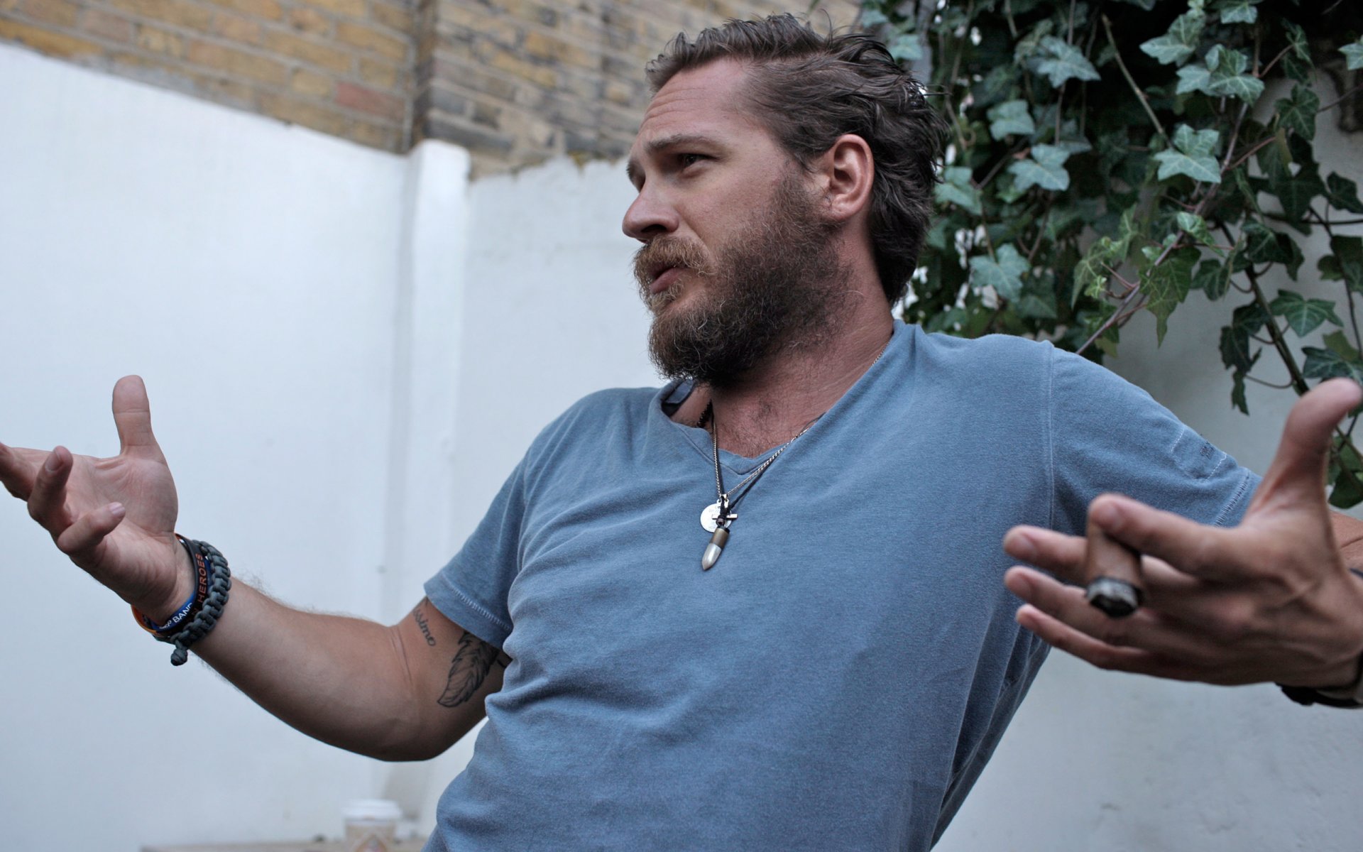 tom hardy barbe.cigare acteur homme