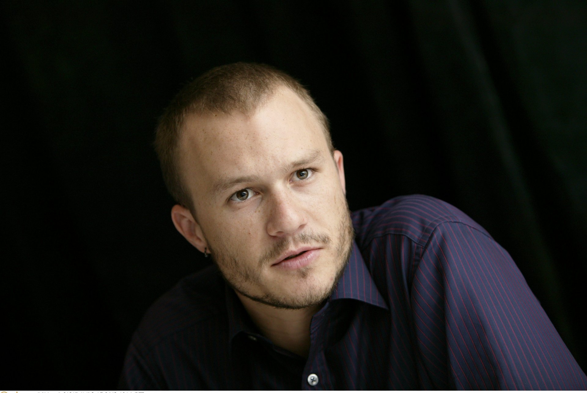 heath ledger acteur homme poils chemise tatouage boucles d oreilles