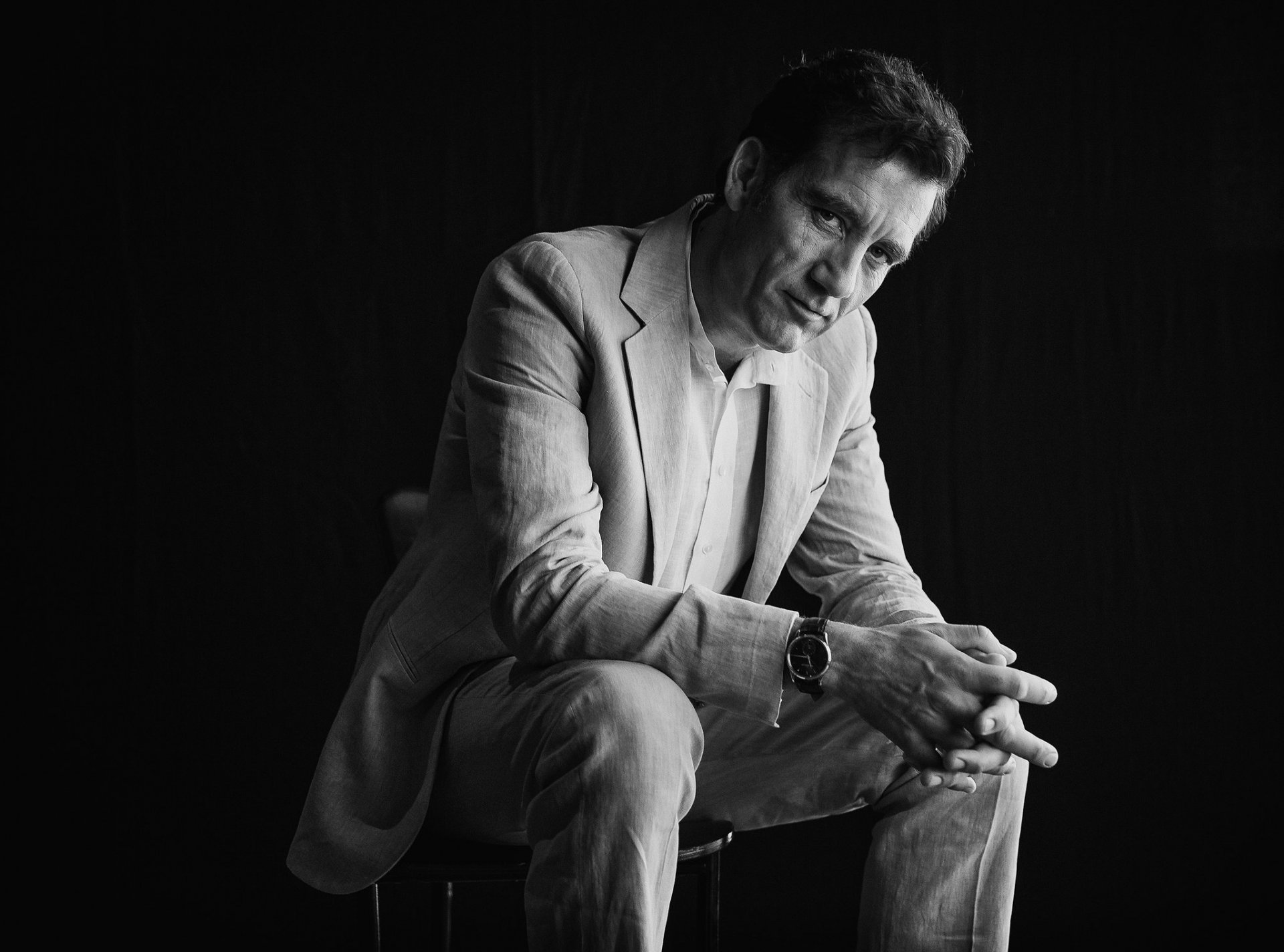 clive owen attore new york times damon inverno sfondo nero bianco e nero