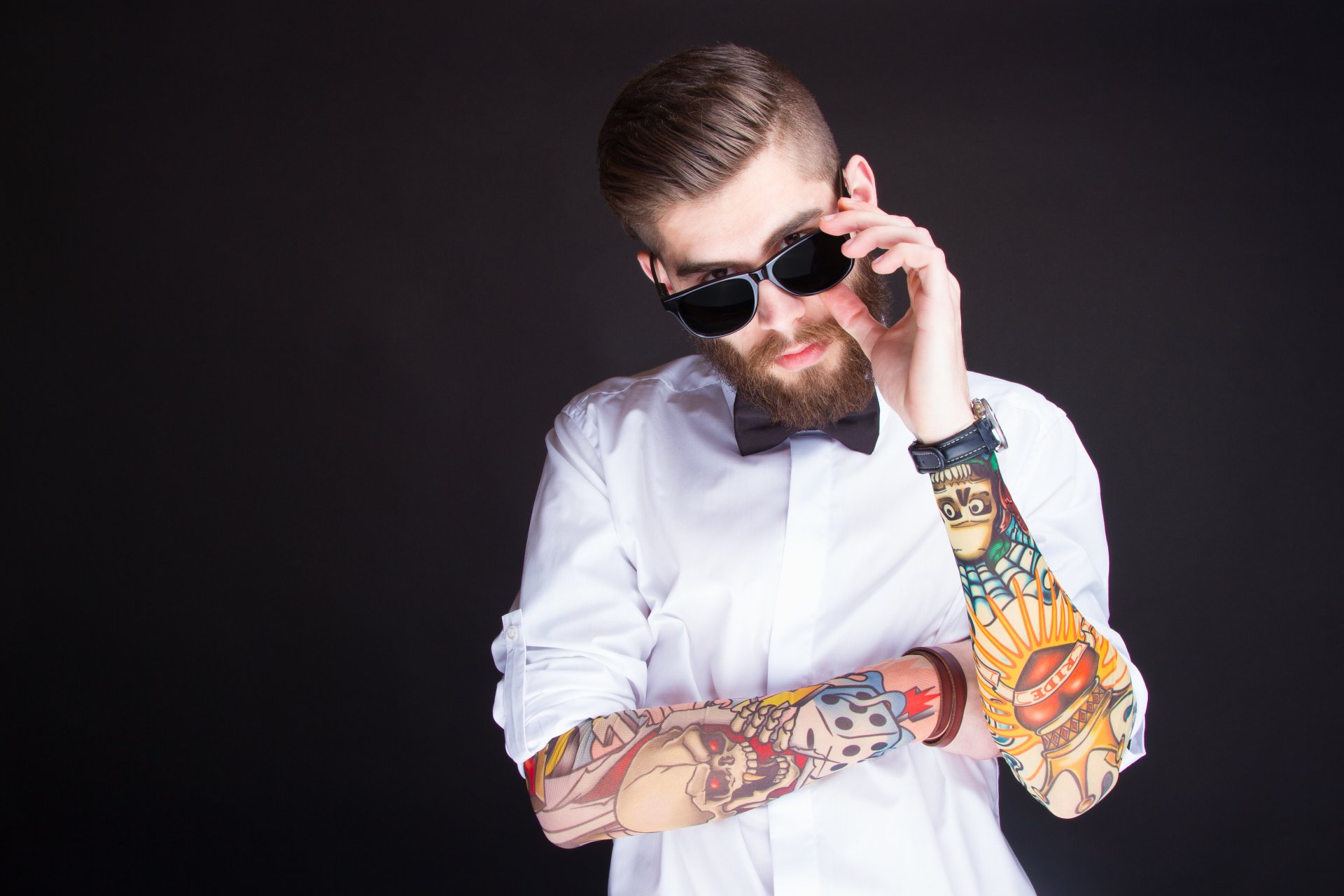 coiffure lunettes chemise tatouage