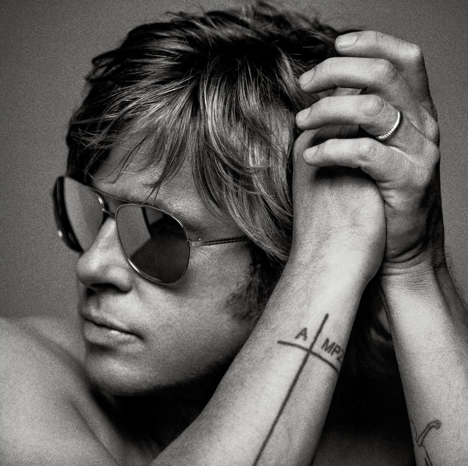 brad pitt attore foto bianco e nero primo piano occhiali mani tatuaggio