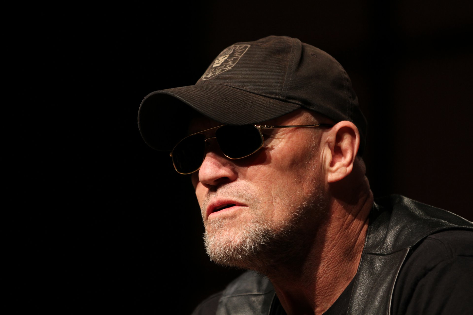 michael rooker visage lunettes