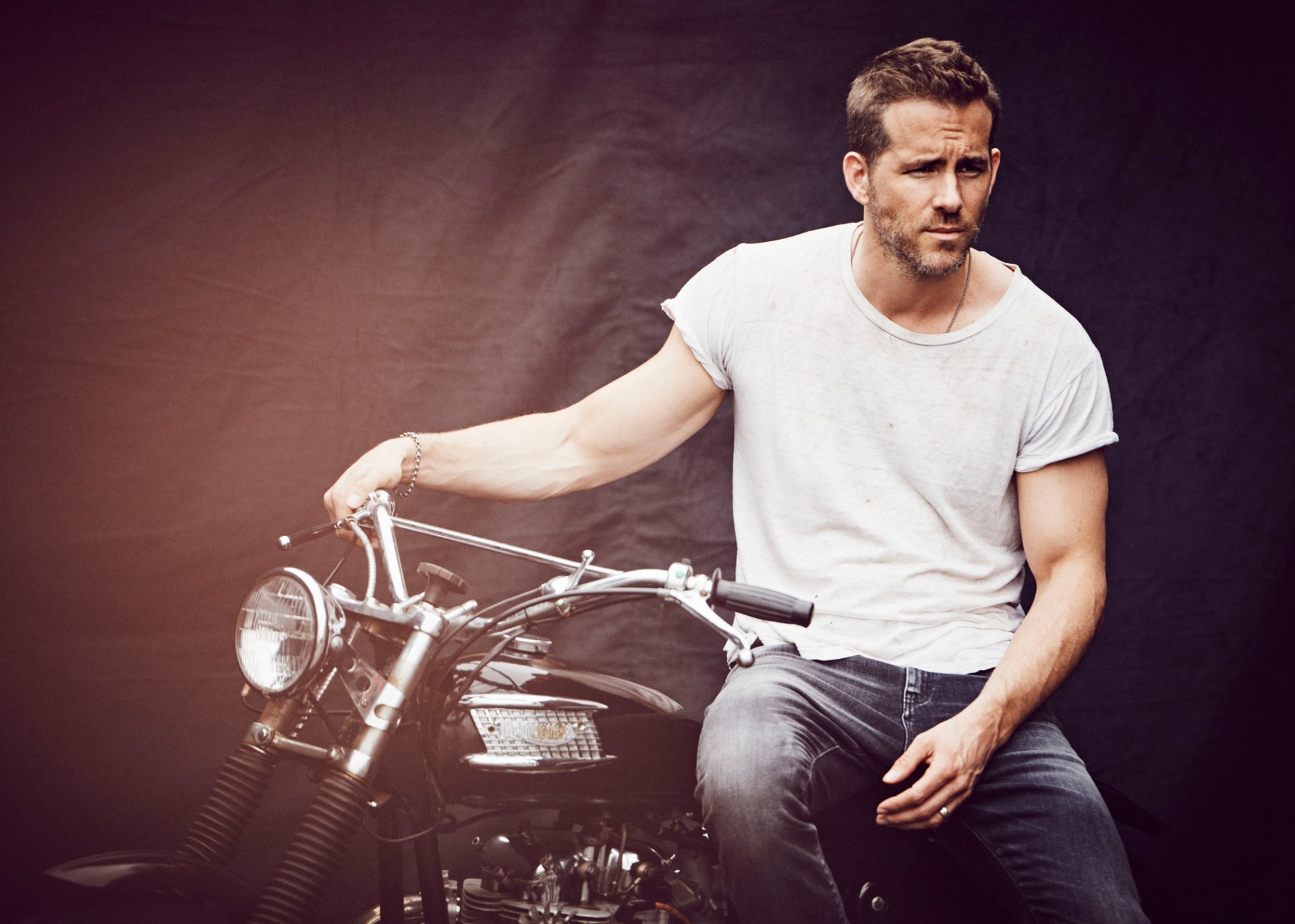 ryan reynolds schauspieler t-shirt jeans motorrad hintergrund fotoshooting magazin instyle 2015 matthew brooks