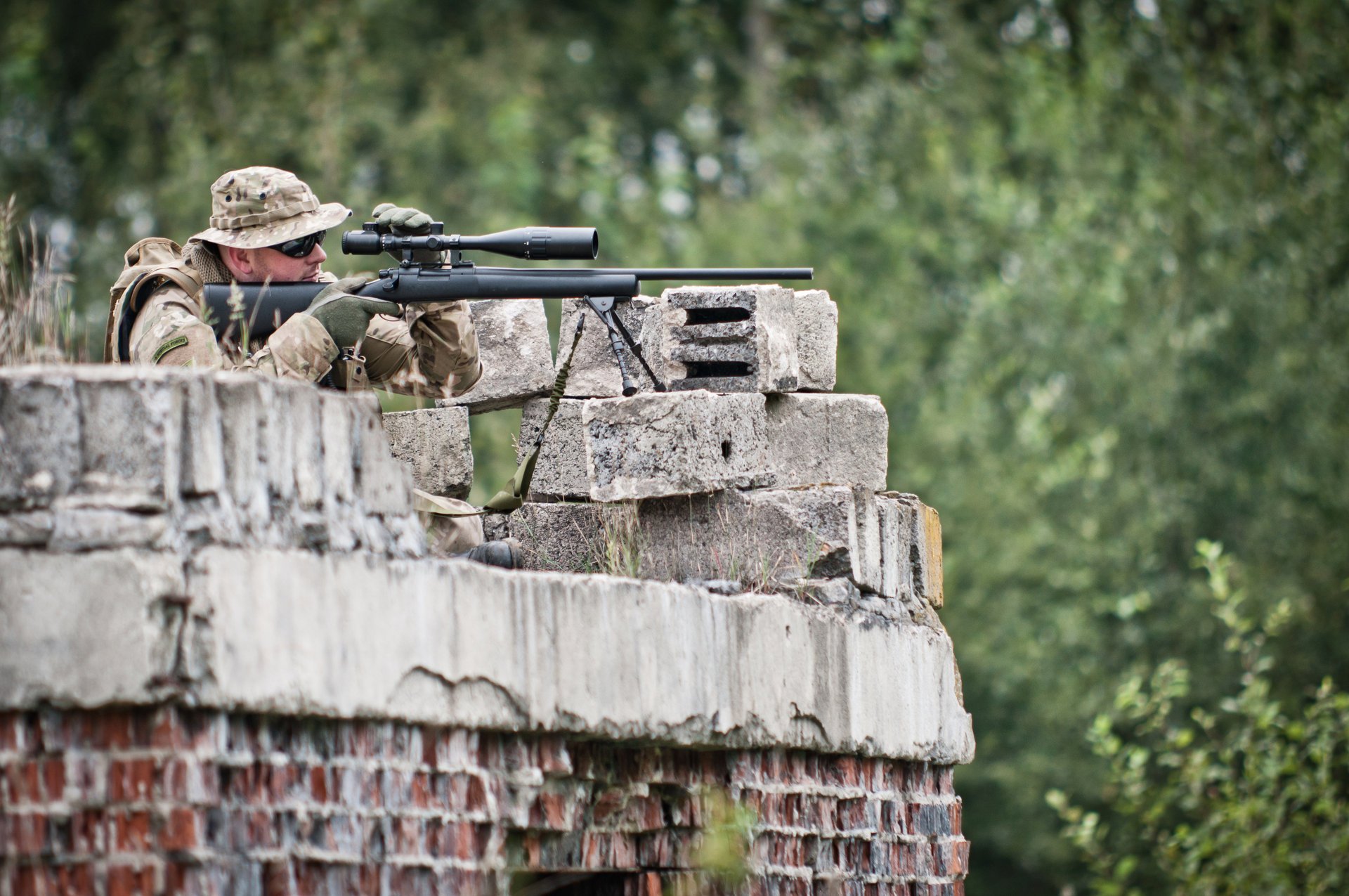 snajper prezentują obserwacja pistolet daleki celownik teleskopowy