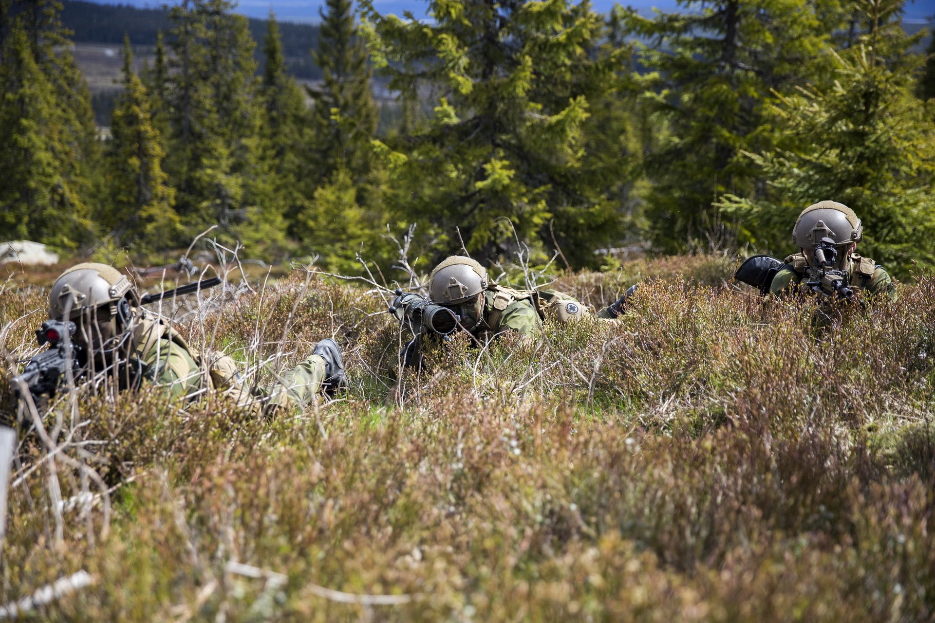 norwegische armee soldaten waffen