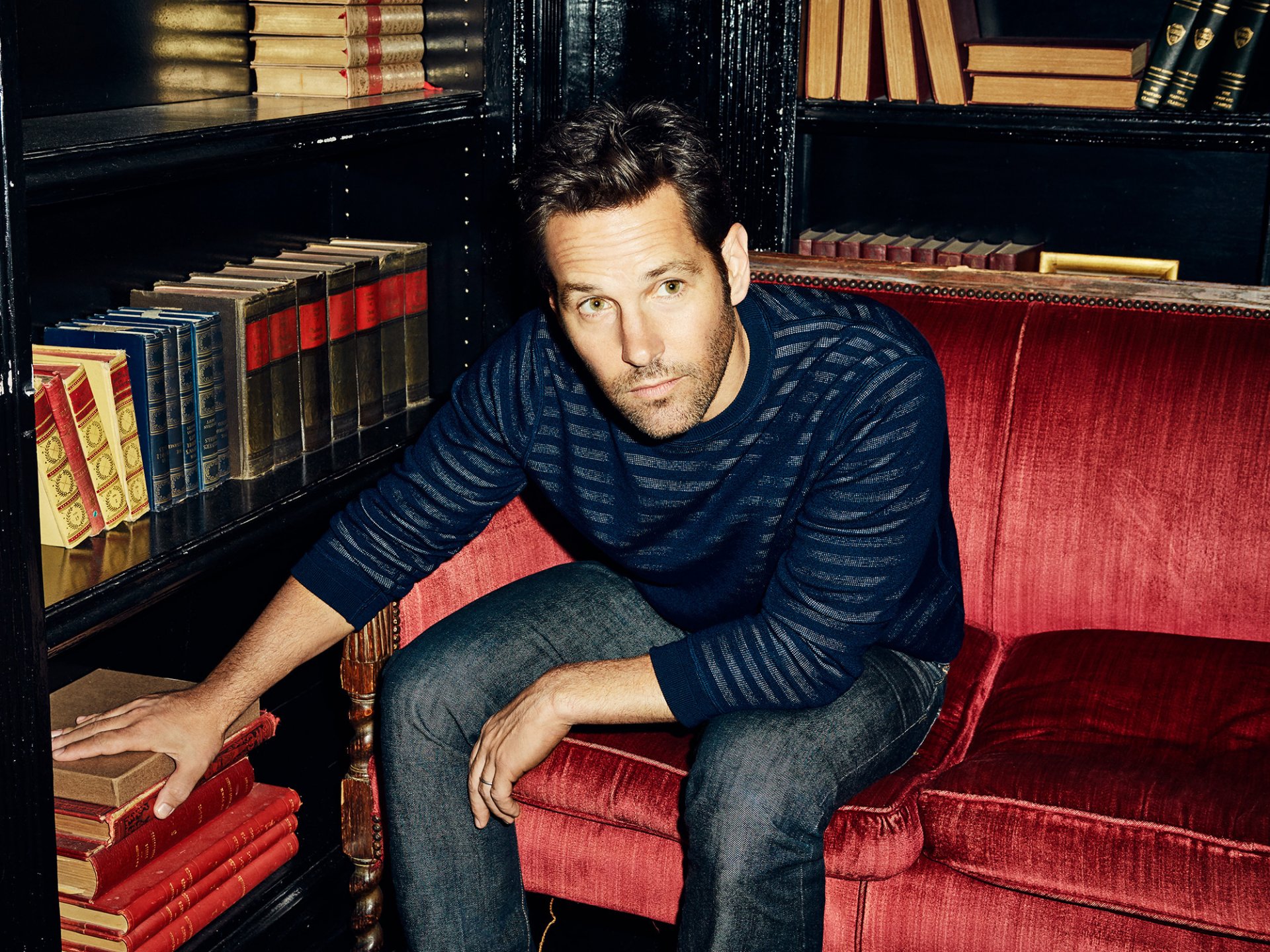 paul rudd aktor sweter dżinsy sofa książki sesja zdjęciowa magazyn the hollywood reporter thr 2015 fotograf meredith jenks