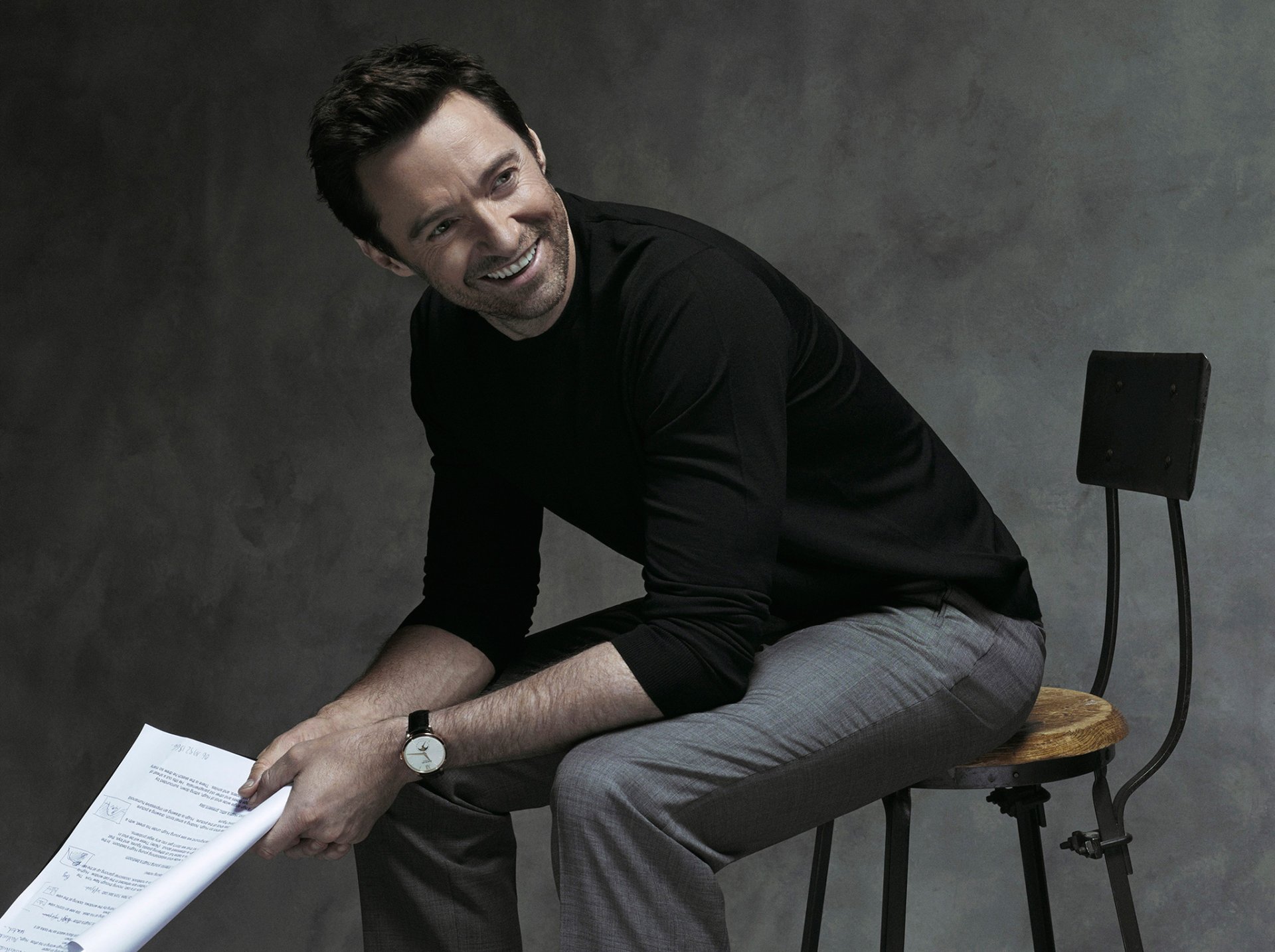 hugh jackman schauspieler lächeln stuhl fotoshooting montblanc marke werbung fotograf gilles-marie zimmerman