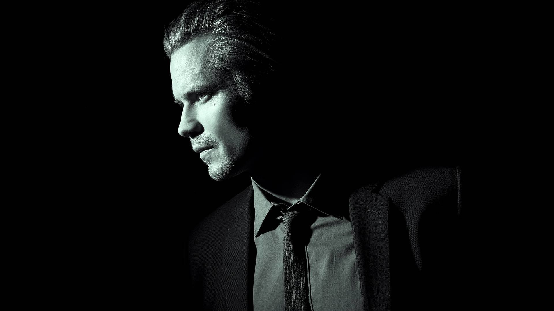 fondato timothy olyphant timothy david olyphant hitman vivere libero o die hard deadwood raylan givens uomo attore personaggio agente federale agente federale vestito cravatta americano honolulu hawaii stati uniti serie serie serie americana film film k