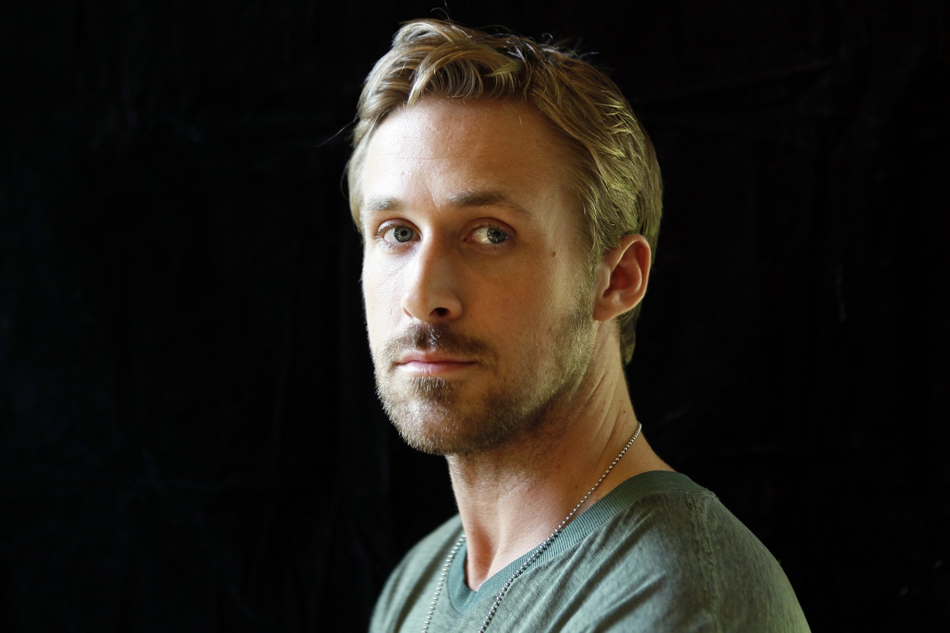 ryan gosling acteur portrait fond noir robert gauthier la time