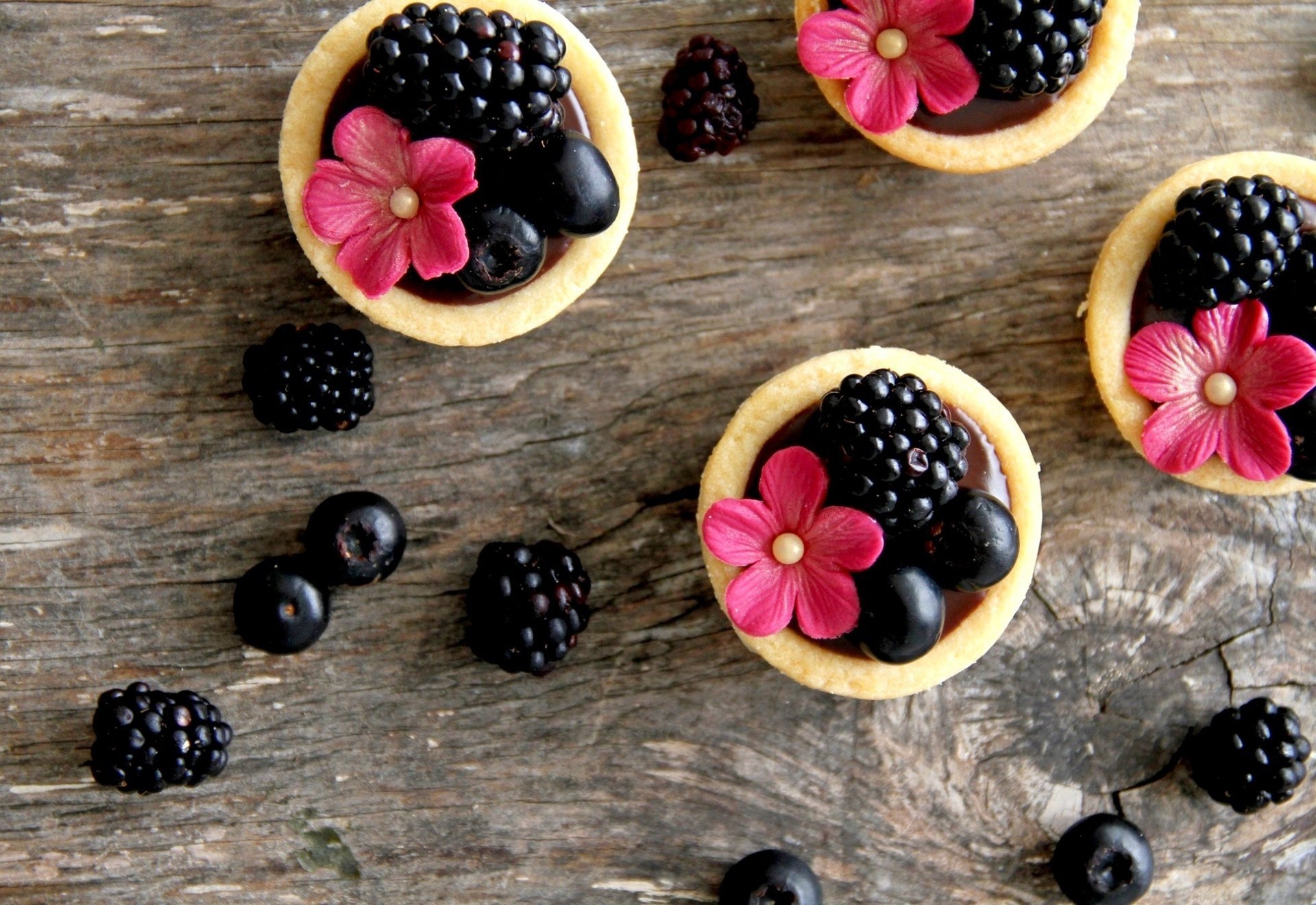 brombeeren blumen blaubeeren törtchen essen creme süß