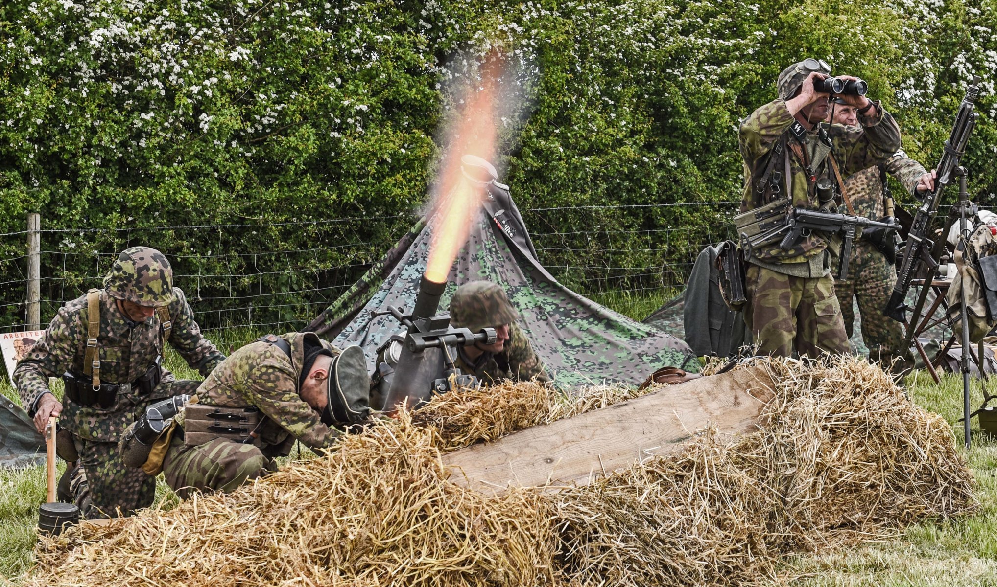 soldados alemanes vigilancia mortero fuego llamas reconstrucción militar