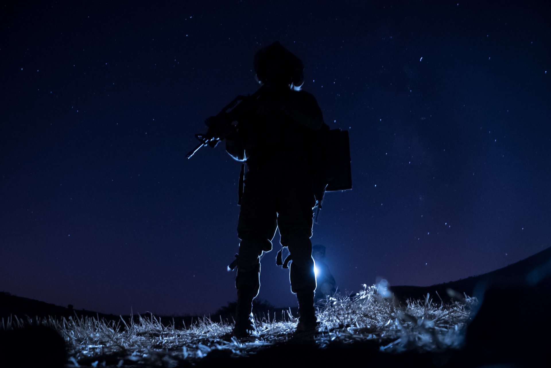 soldat silhouette de nuit étoiles