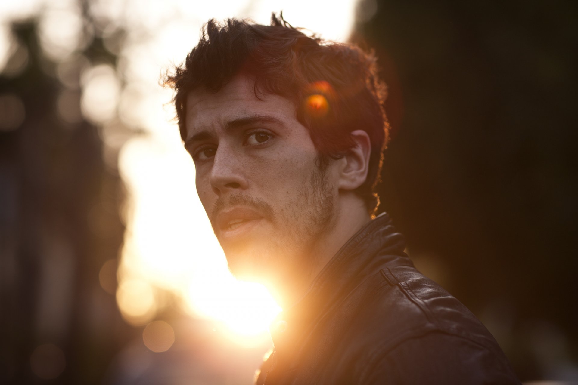 toby kebbell actor resplandor ojos barba truco de magia