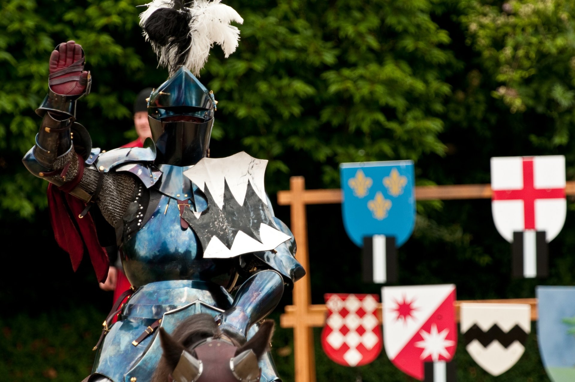 chevalier armure métal casque plumes salutation