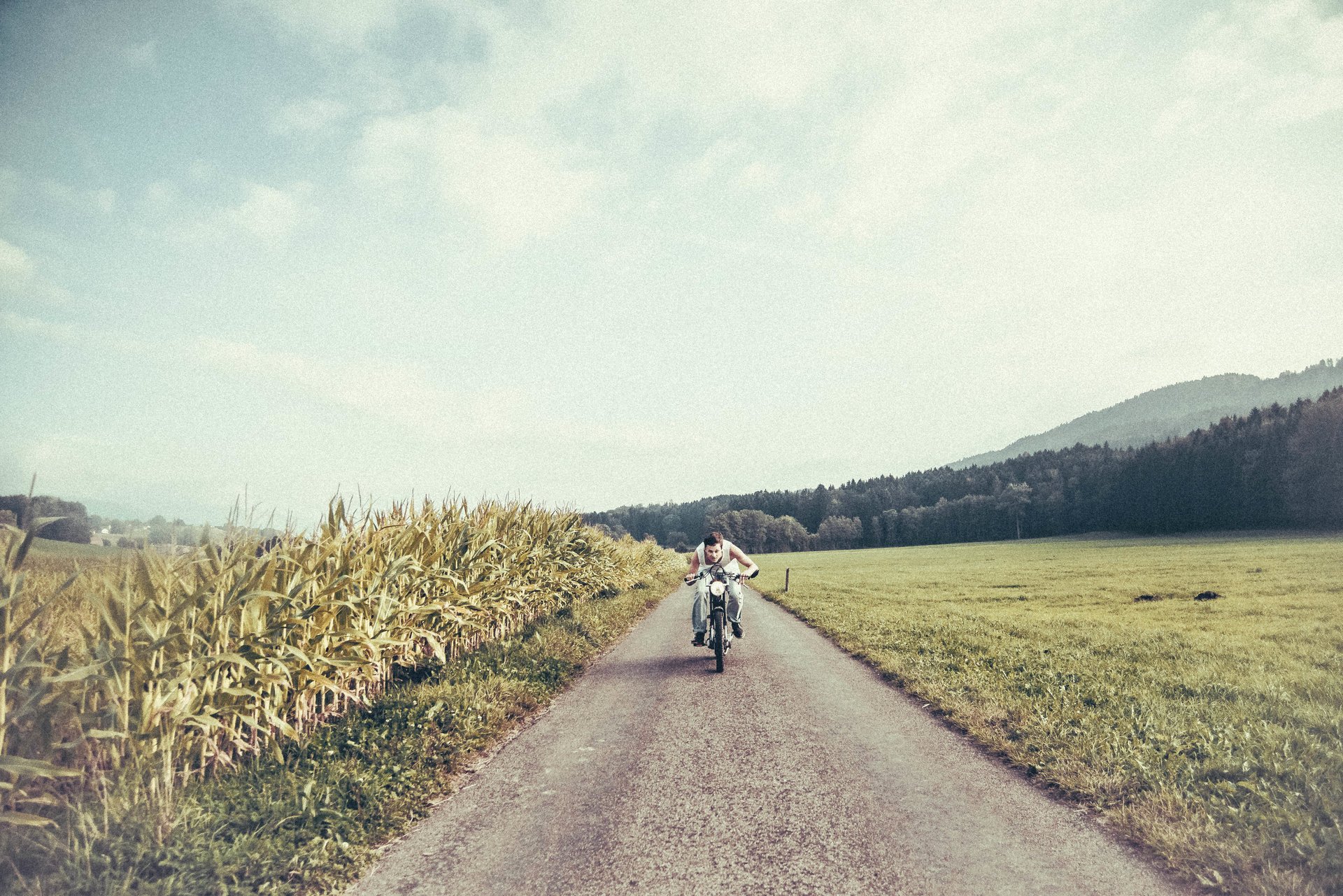 straße männlich motorrad feld bauernhof mais wolken sonne