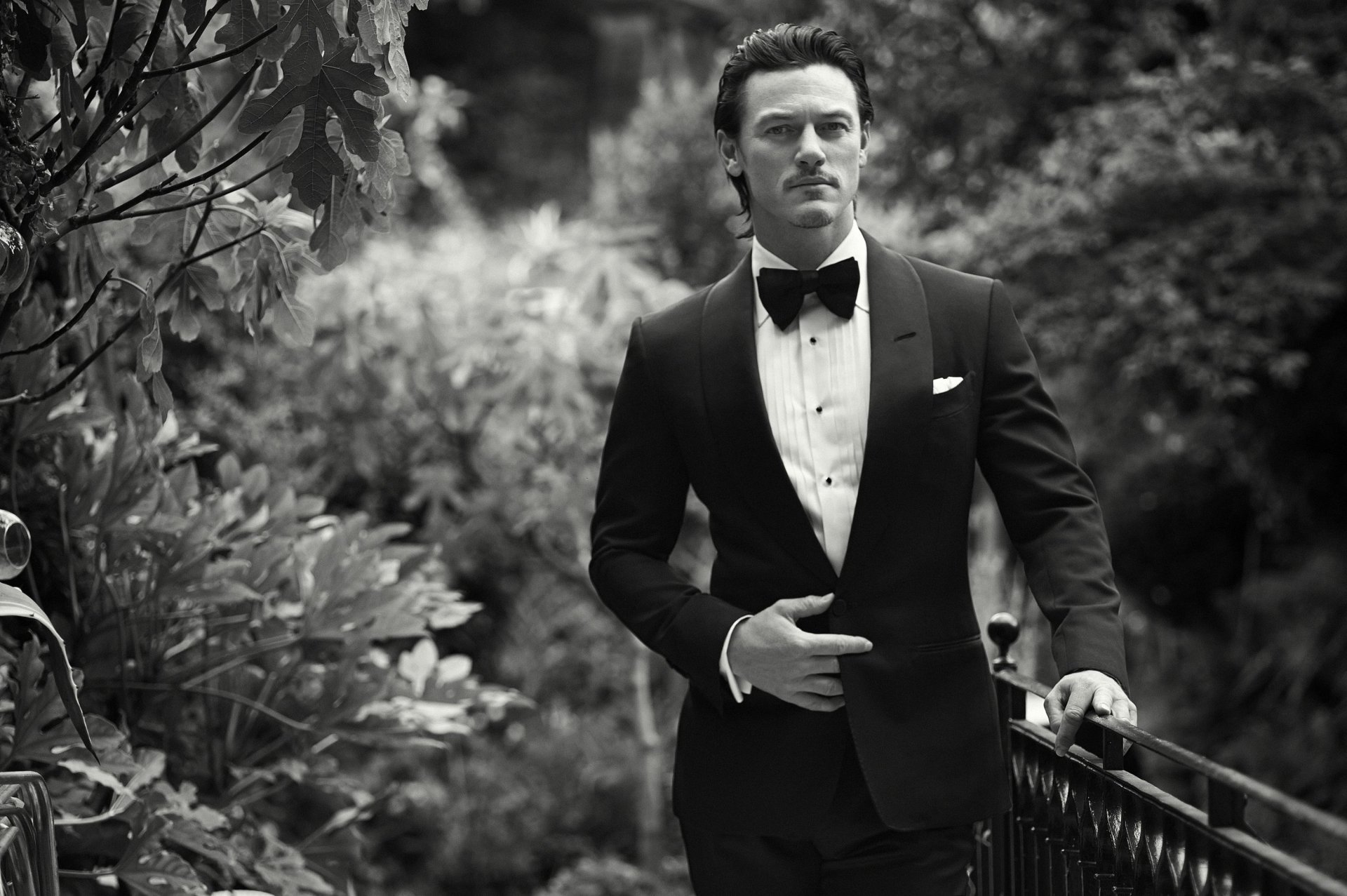 luke evans men suit butterfly