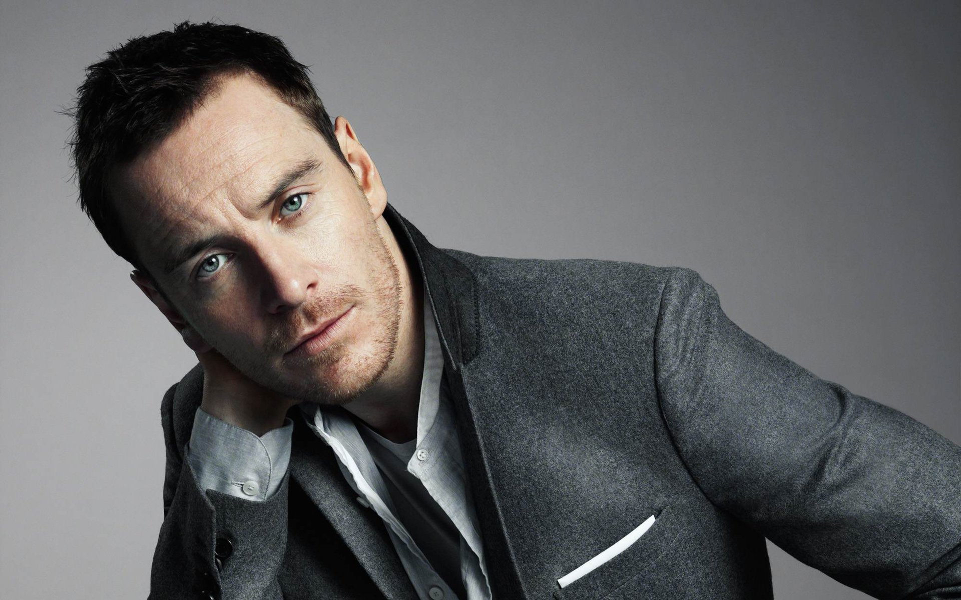 michael fassbender acteur costume poils regard