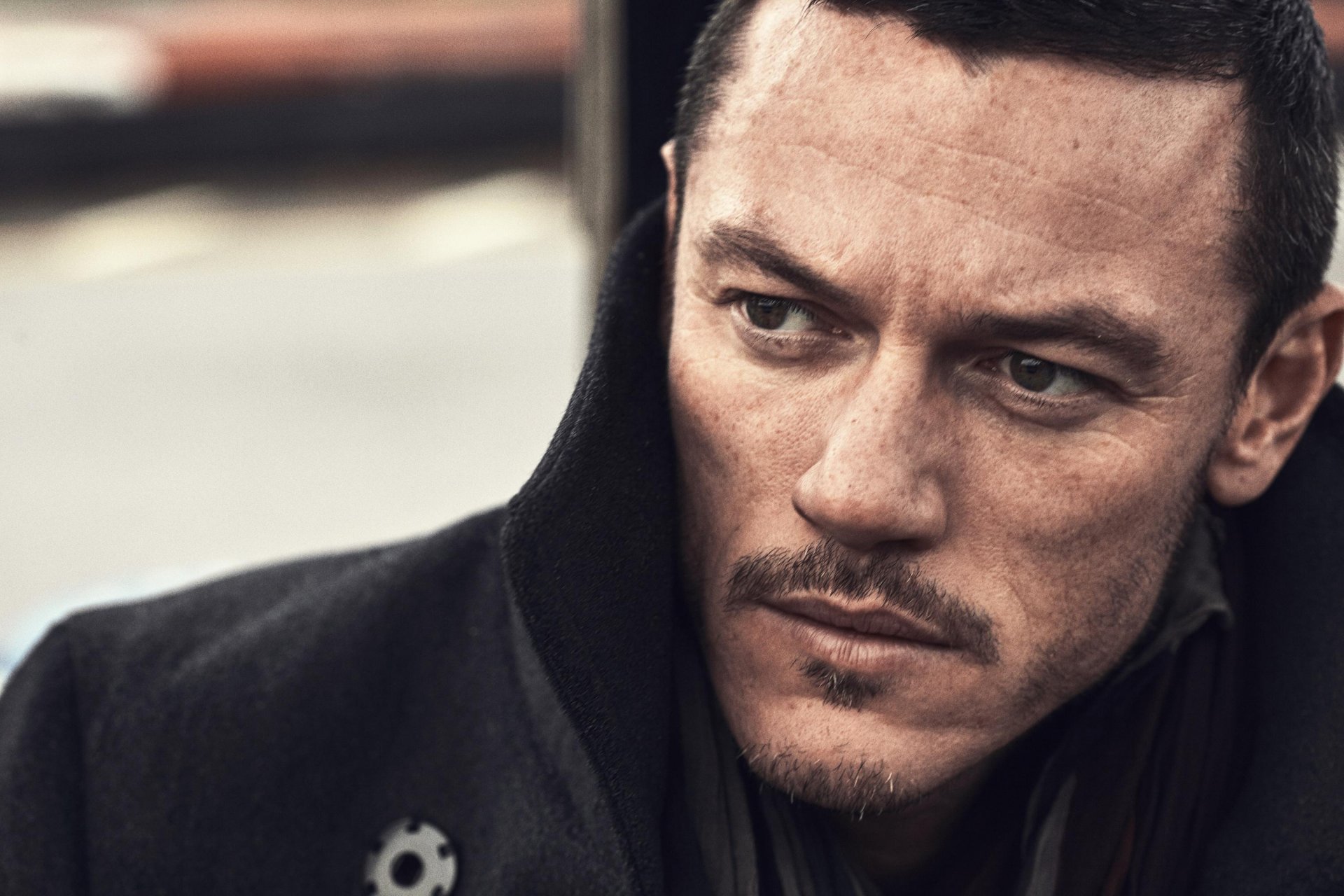 luke evans men freckles coat