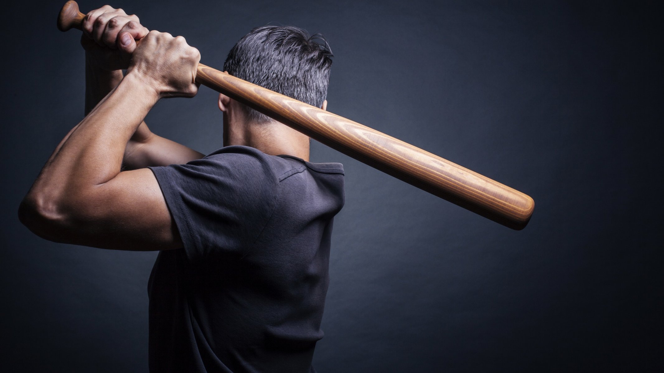 hombre bate de béisbol representan camisa