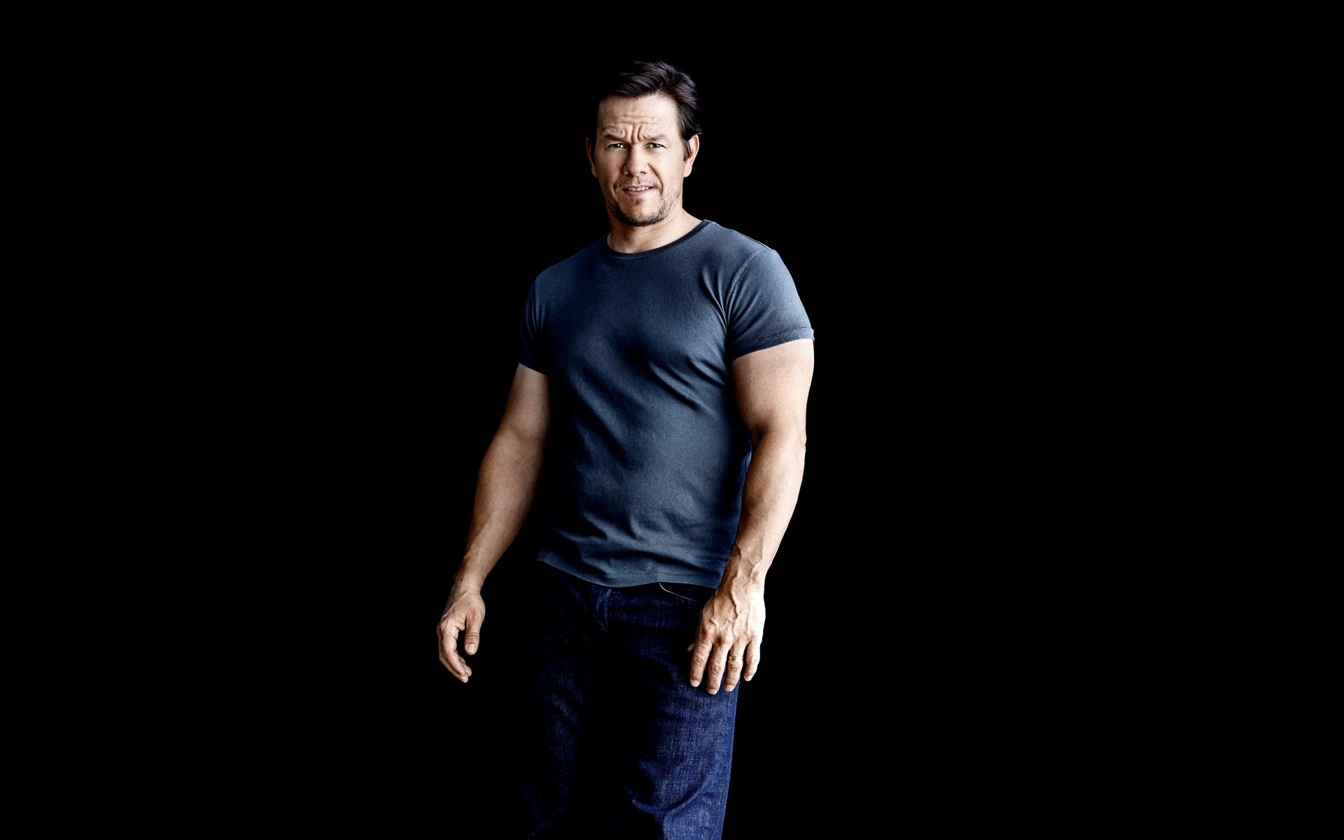 mark wahlberg attore jeans maglietta sfondo nero fotografo patrick giardino rivista salute degli uomini