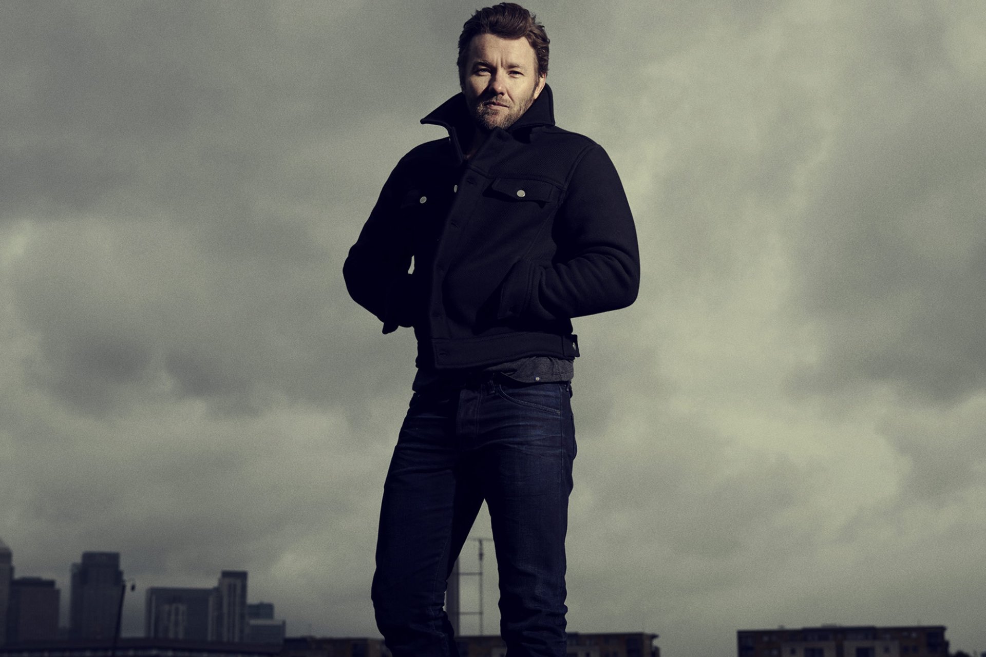 joel edgerton actor chaqueta jeans noche nubes mens health david clericho