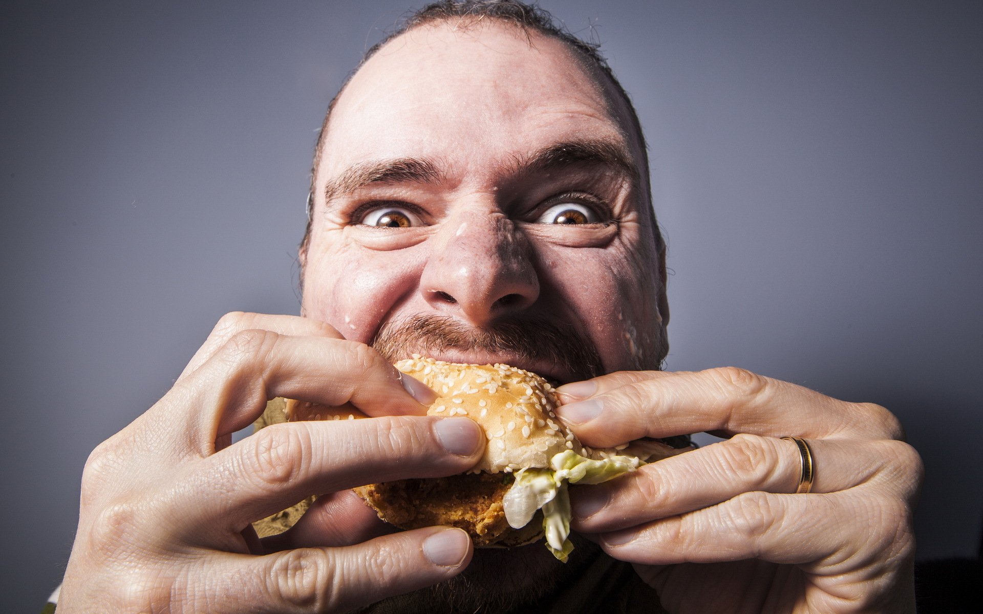 das essen der mann hat sich verklemmt