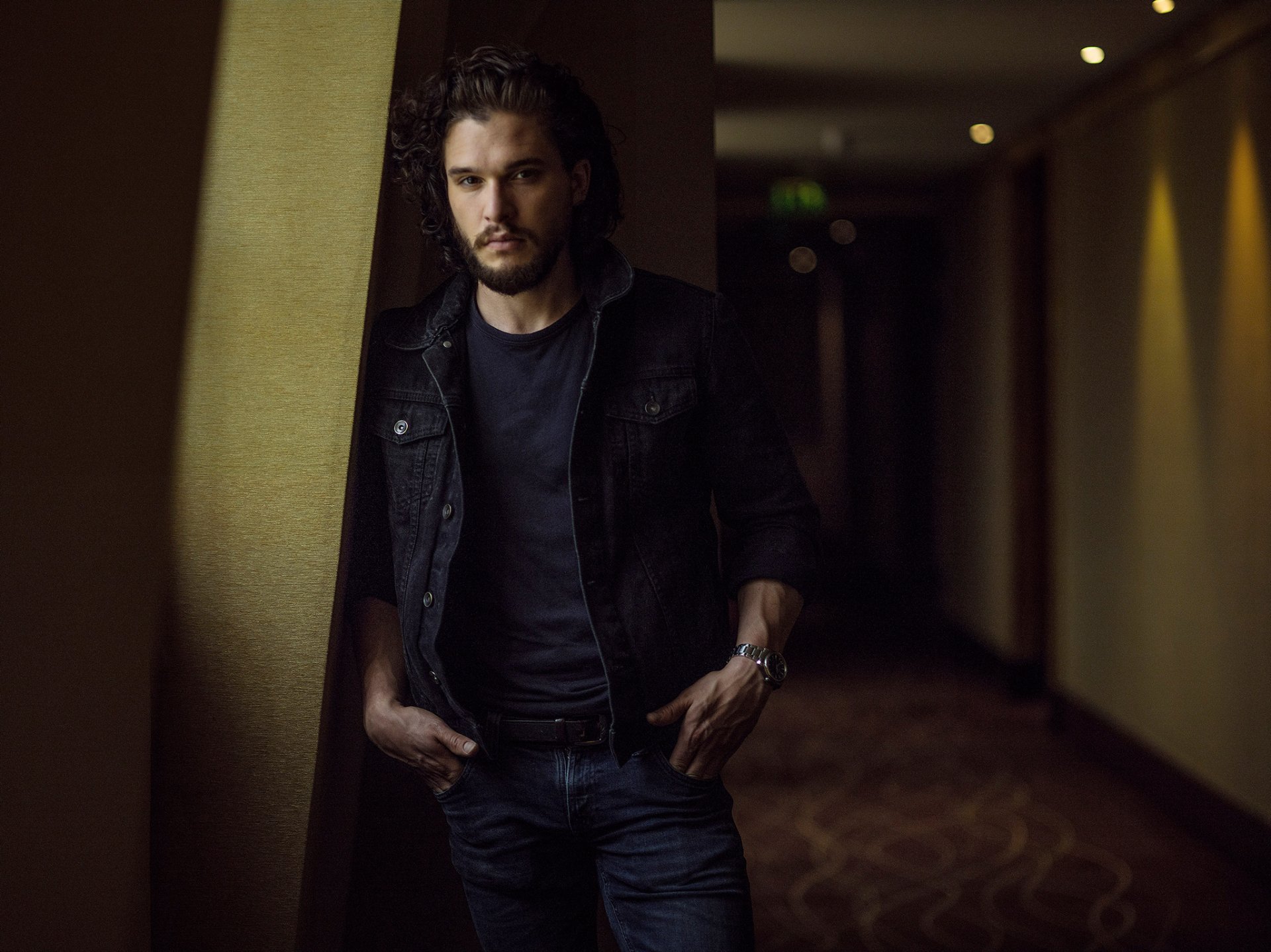 kit harington zestaw harrington aktor wygląd kurtka dżinsy broda korytarz sesja zdjęciowa magazyn paris match fotograf vincent capman