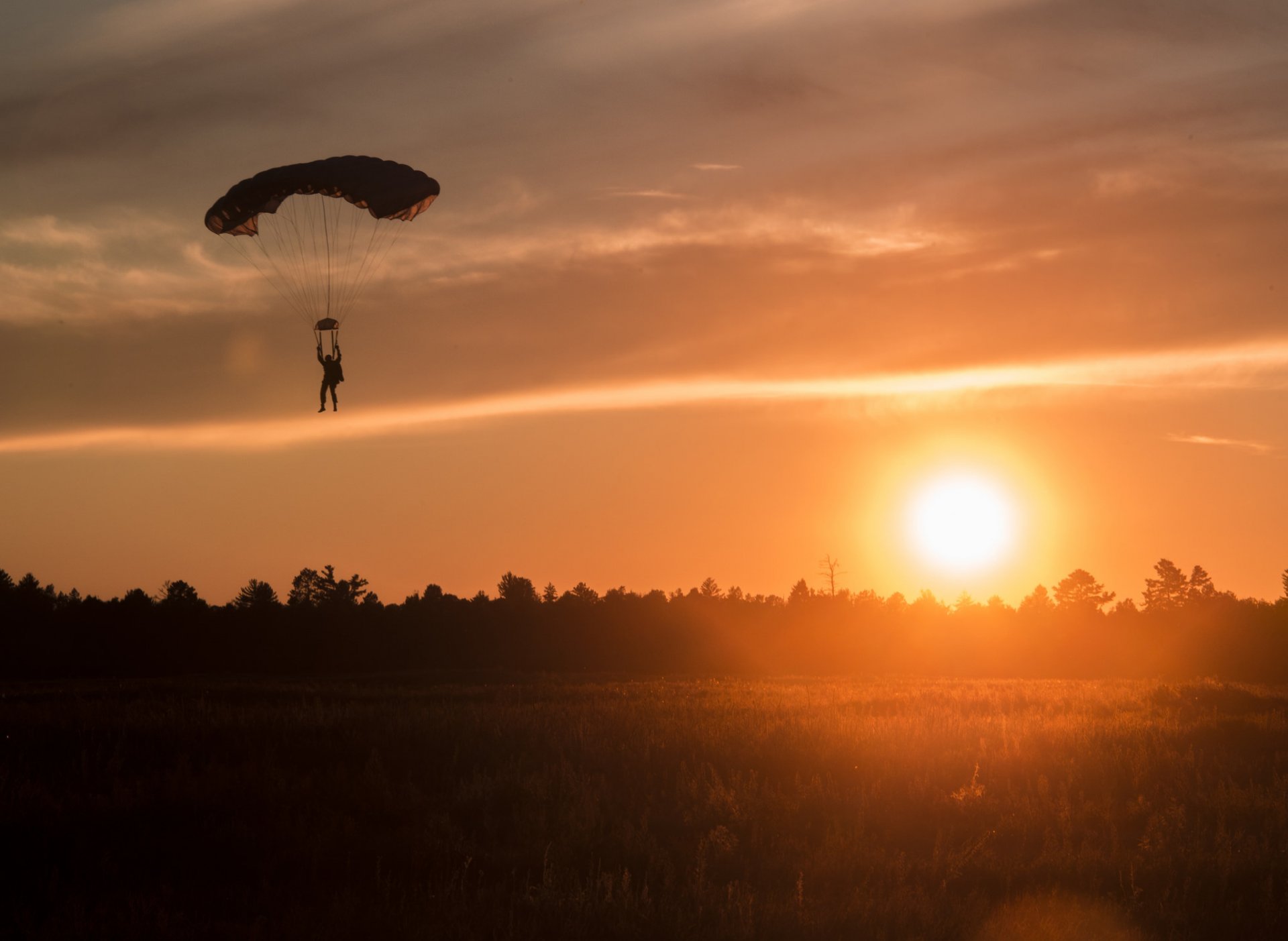 kanadyjskiej armii pathfinders żołnierz zachód słońca