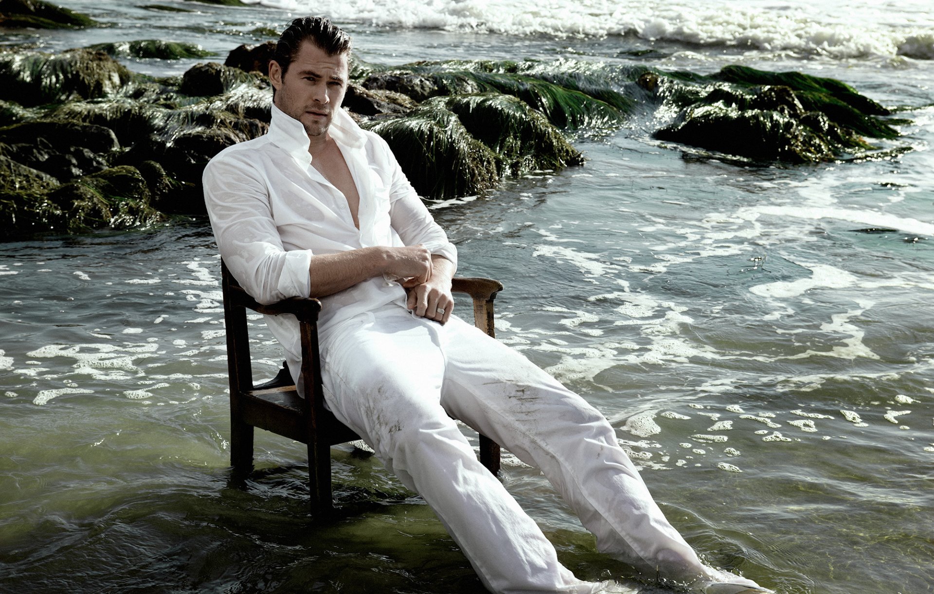 chris hemsworth attore seduto su una sedia in acqua bagnato in bianco vestito riposo mare riva fotografo yu tsai rivista flaunt