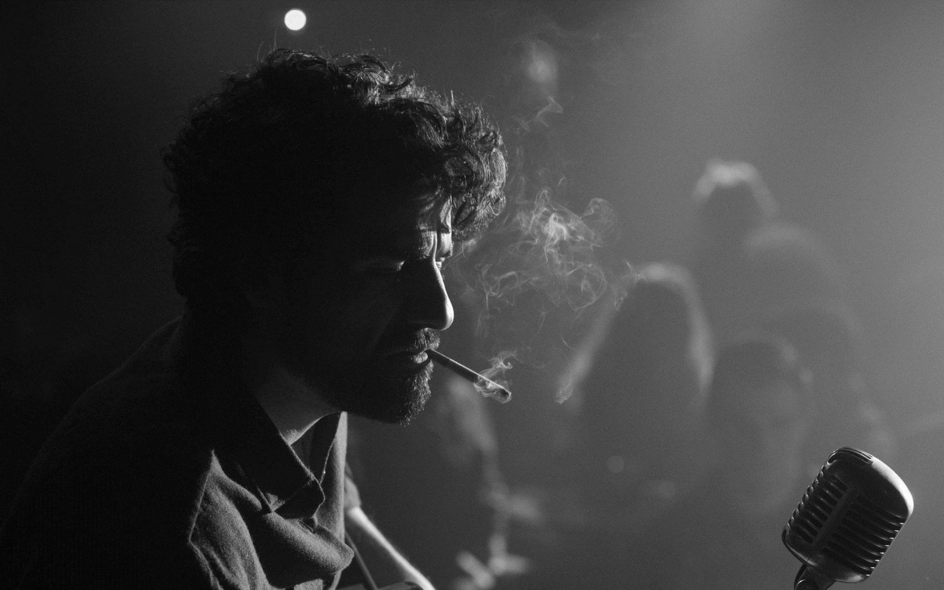 inside llewyn davis inside the davis lewin oscar isaac hernandez oscar isaac actor b / w black and white twilight microphone cigarette smoke viewers public curls beard