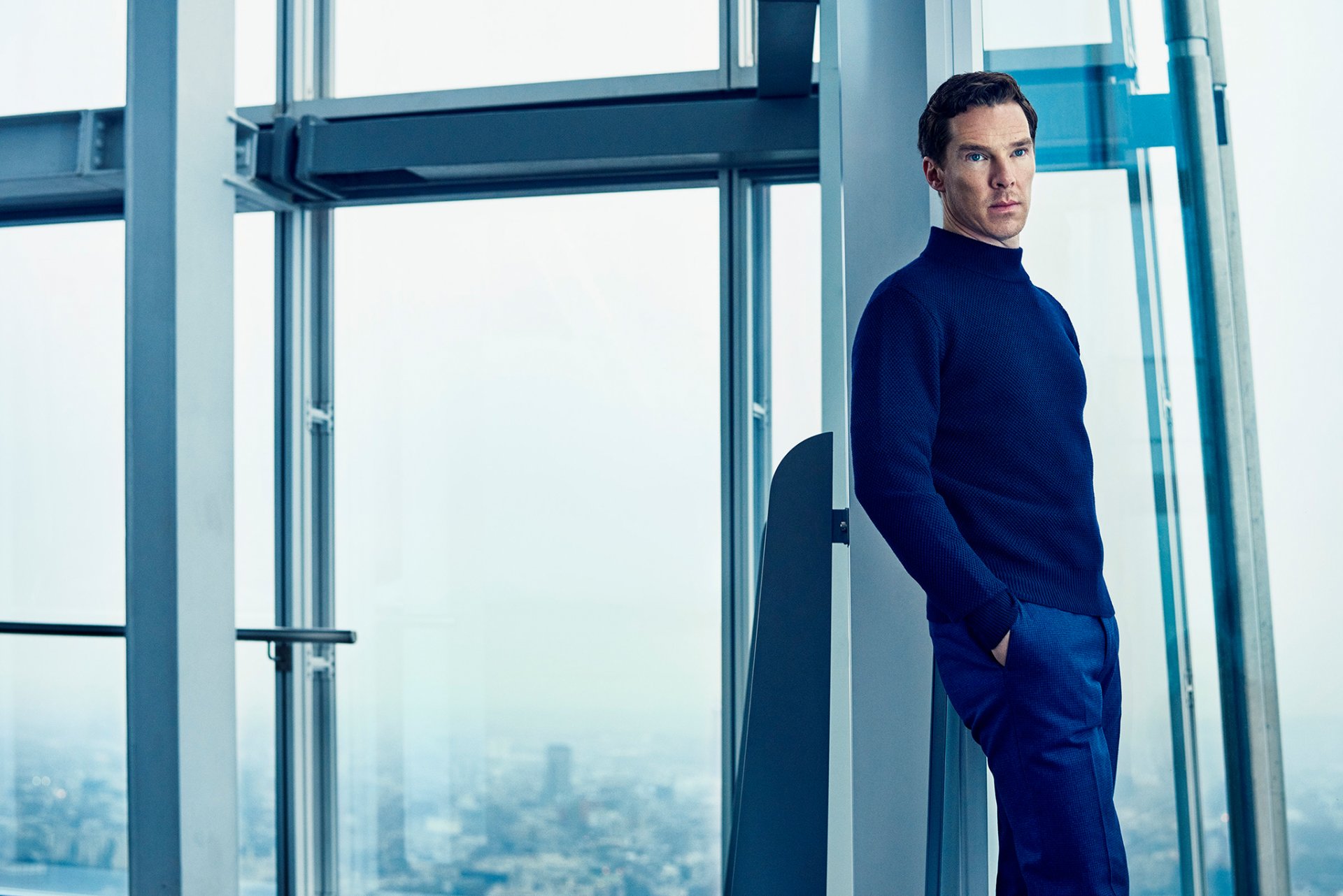 benedict cumberbatch sesión de fotos suéter pantalones edificio ventanas altura fotógrafo tomo brejc jaguar