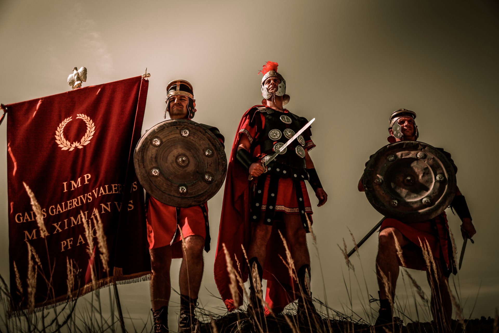 guerreros legionarios armaduras armas roma estandarte