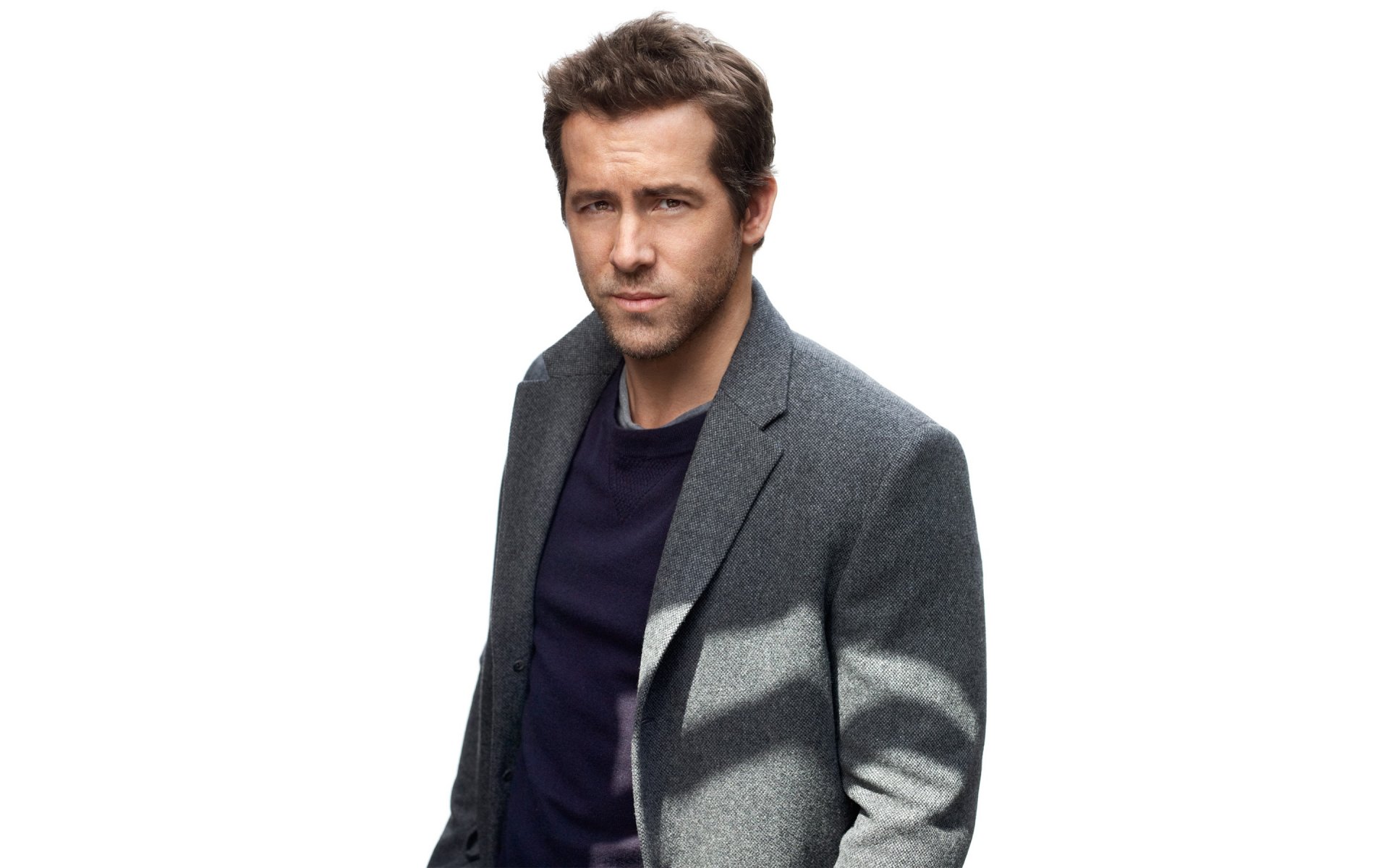 ryan reynolds aktor kurtka białe tło sesja zdjęciowa mark seliger magazyn szczegóły