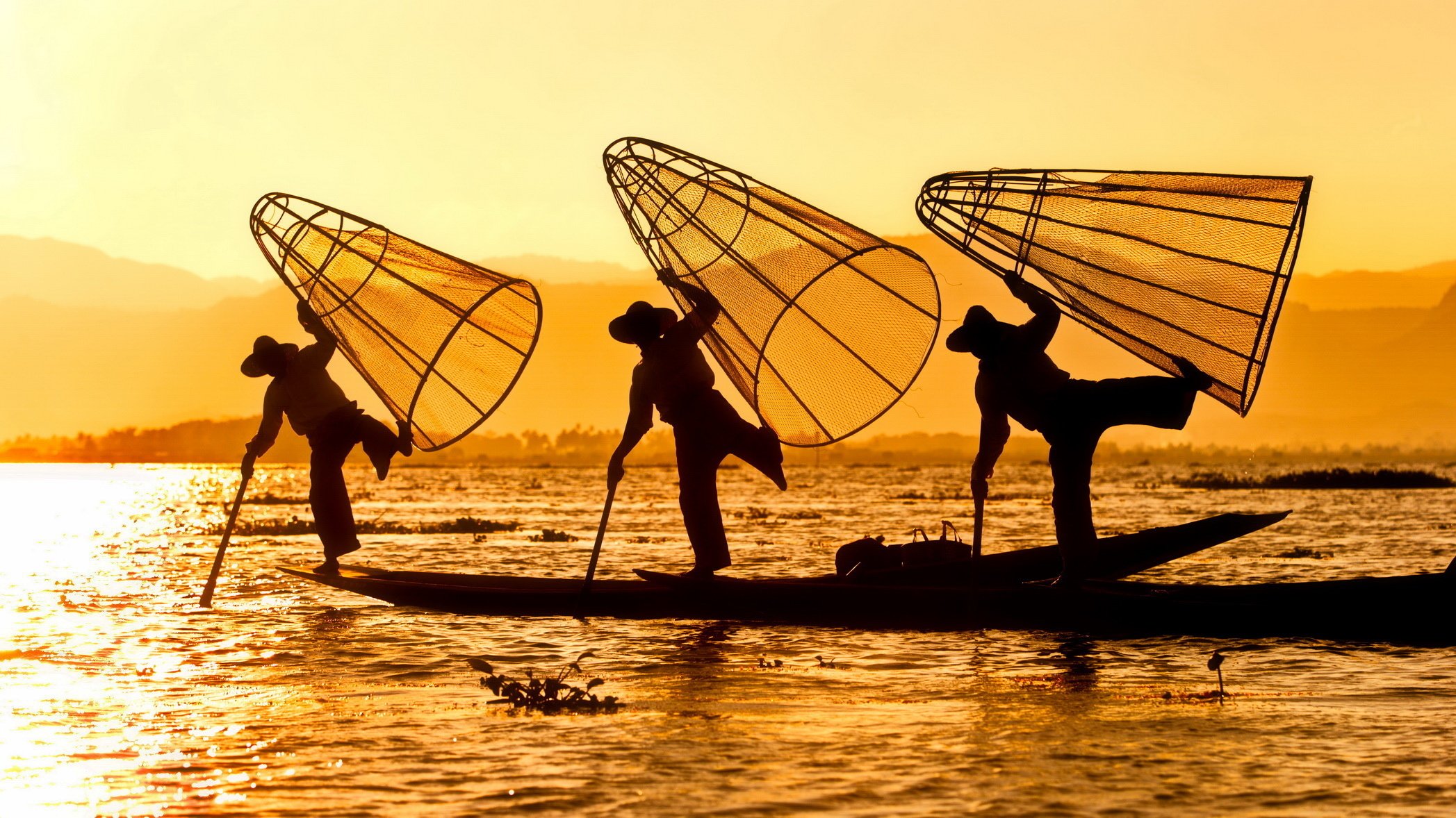 fiume barca pescatori trappole sagome mattina alba sole