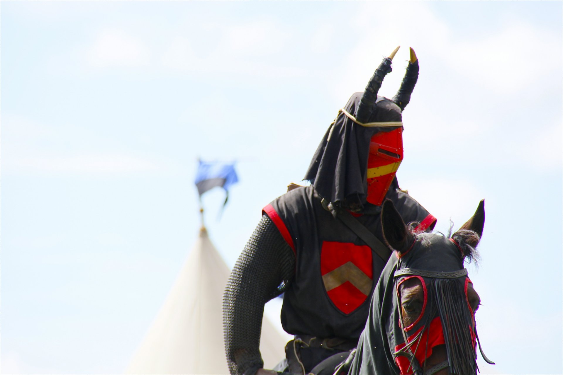 chevalier guerrier armure casque cheval