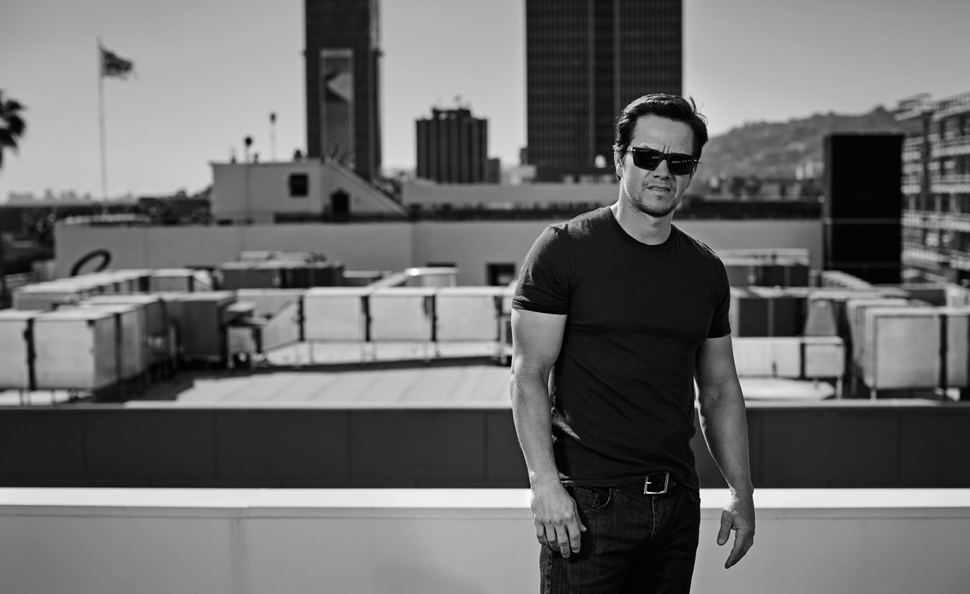 mark wahlberg attore occhiali jeans maglietta tetto bianco e nero patrick giardino rivista salute degli uomini