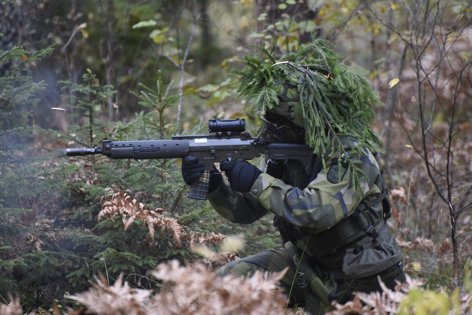 ejército sueco soldado armas bosque