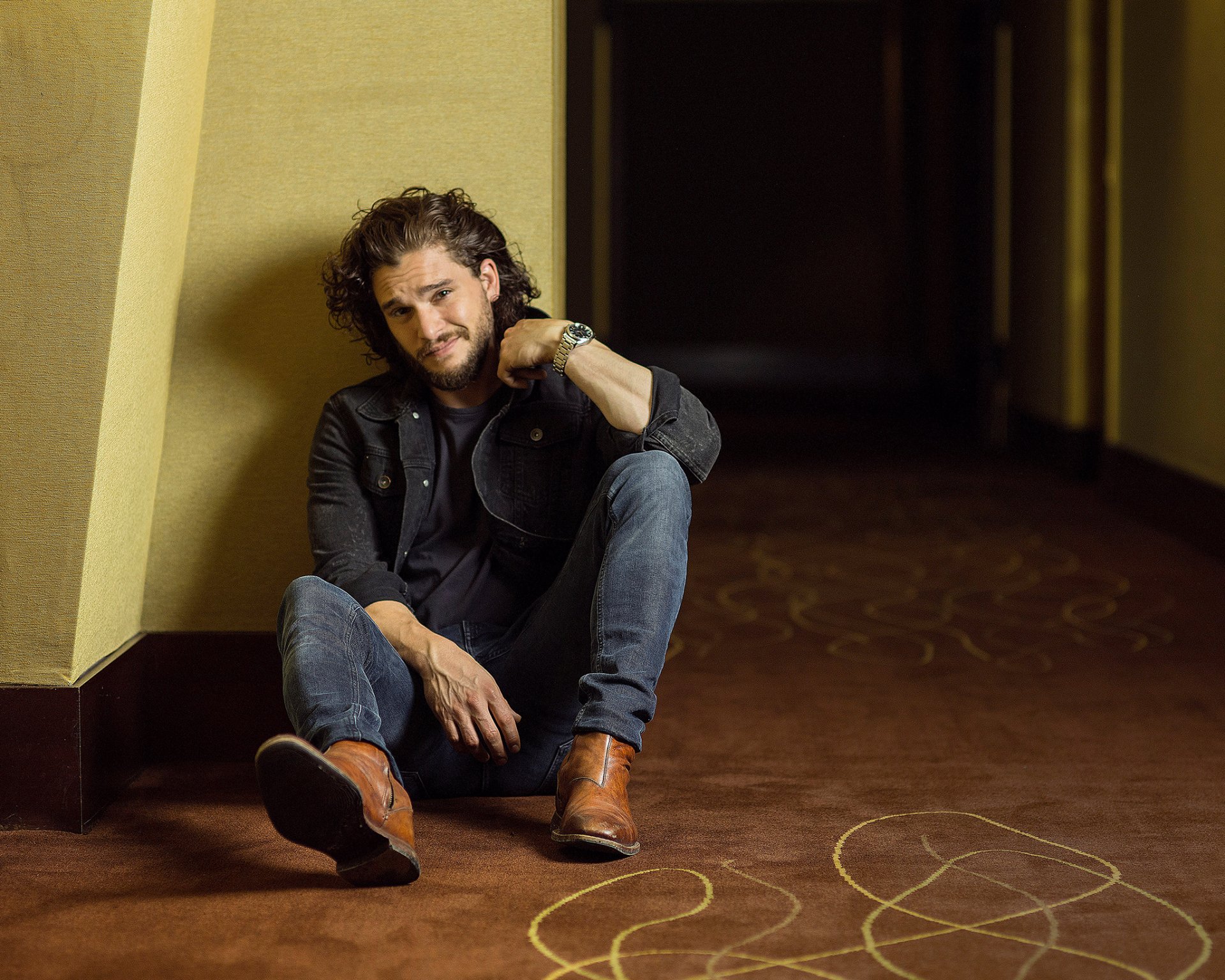 kit harington kit harrington acteur assis sur le sol veste jeans séance photo paris match photo vincent capman