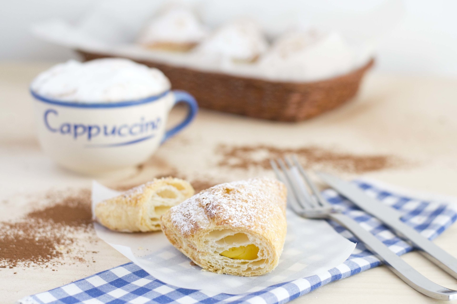 cappuccino repas sucré croissant tasse crème petit déjeuner