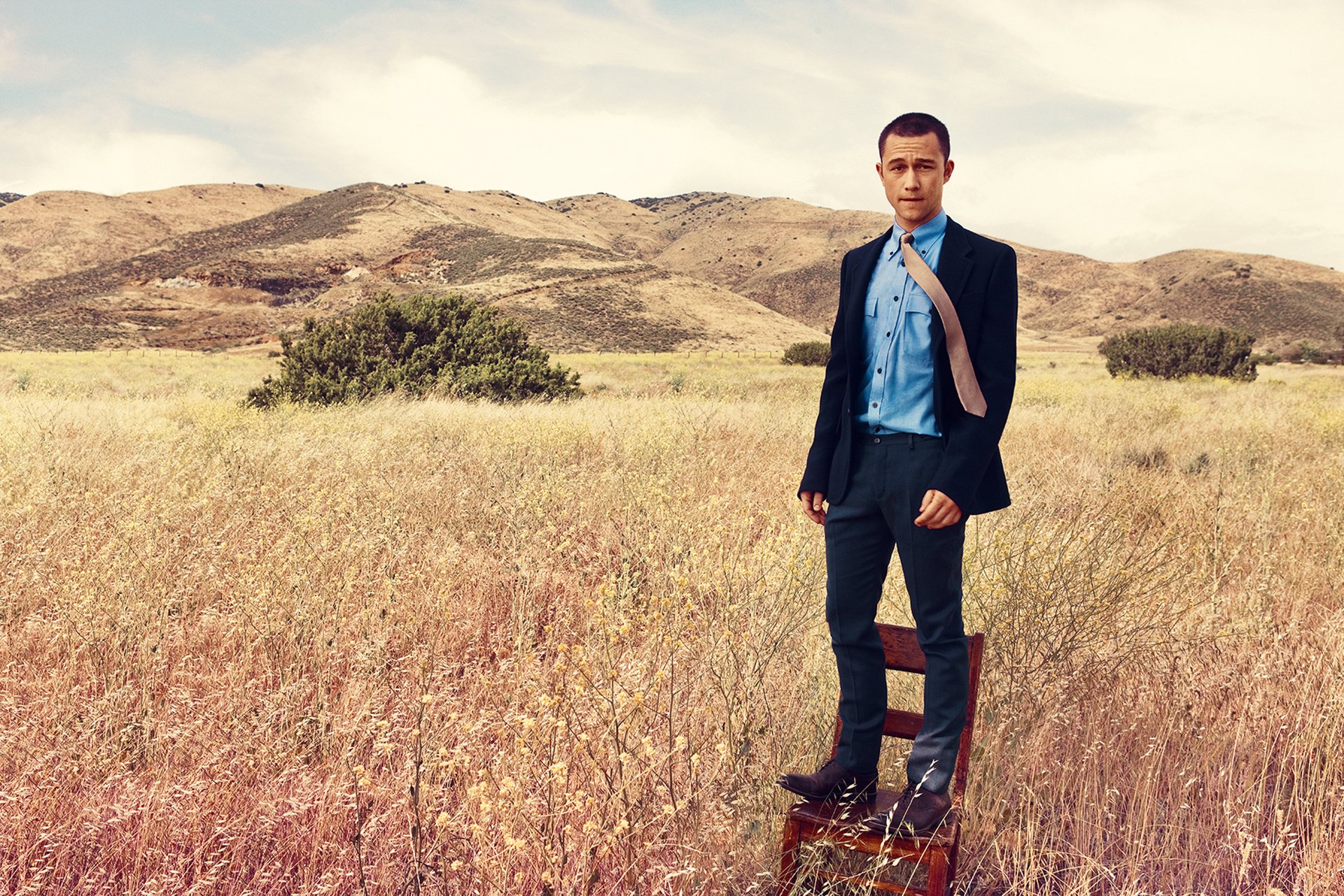 joseph gordon-levitt joseph gordon-levitt actor chair costume field grass bushes hills photo shoot magazine details photographer norman jean roy