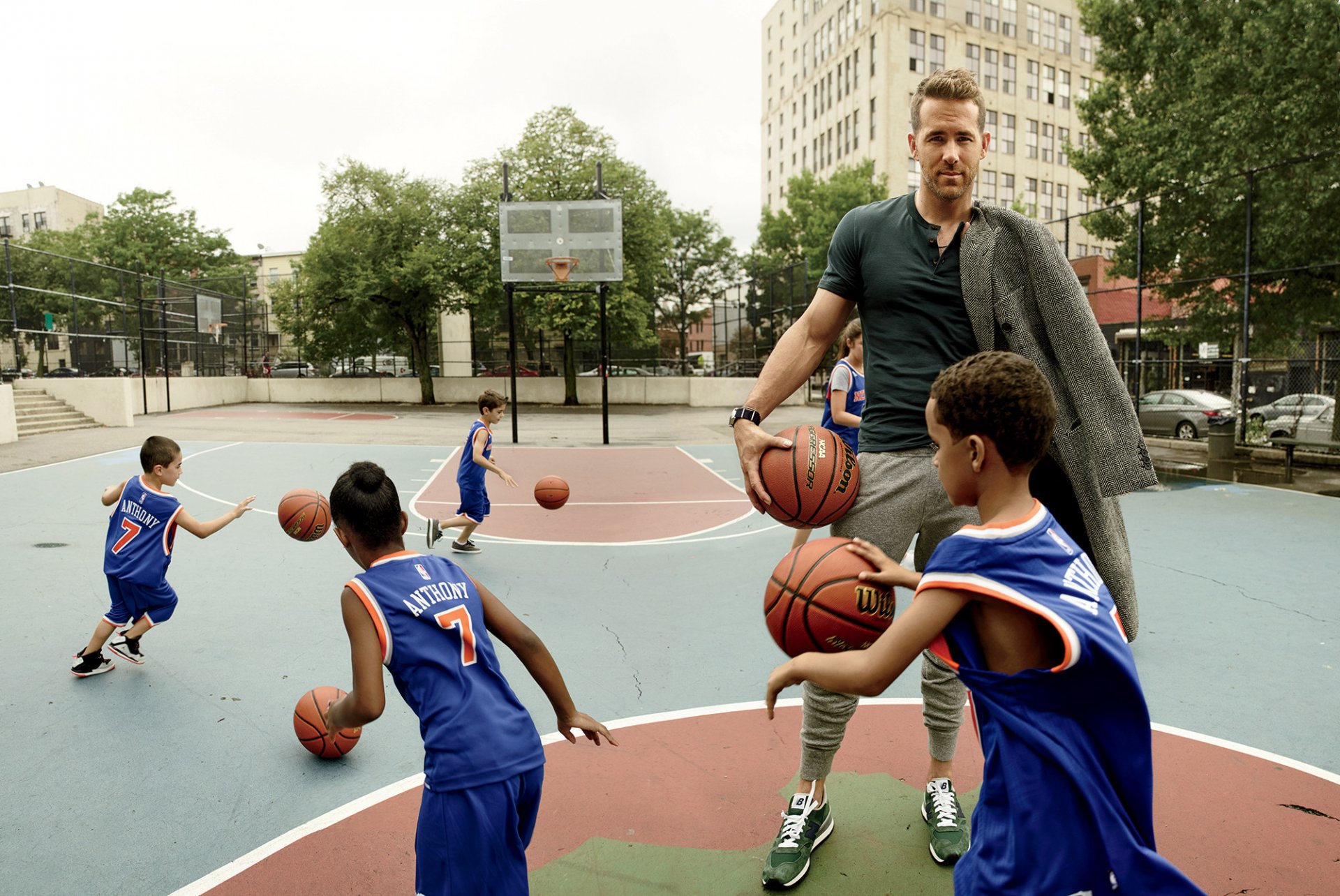 ryan reynolds actor niños pelotas deportes patio de recreo baloncesto sesión de fotos peggy huérfano gq