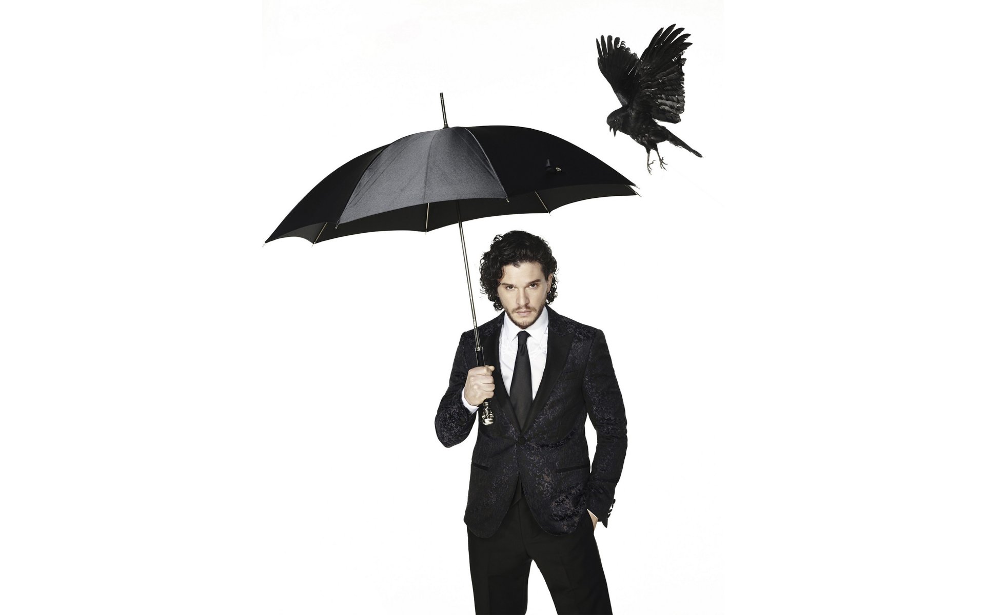 kit harington kit harrington acteur séance photo costume noir parapluie oiseau corbeau fond blanc photographe dean chalkley journal observateur 2015