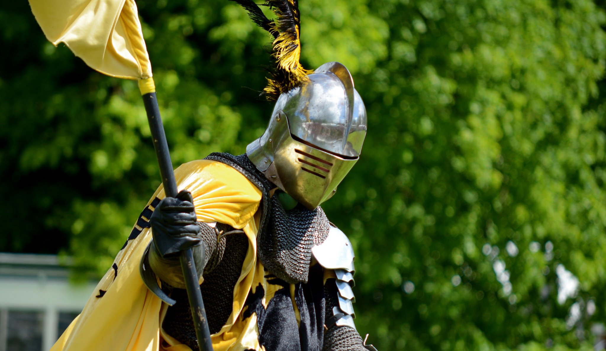 chevalier armure métal casque plumes