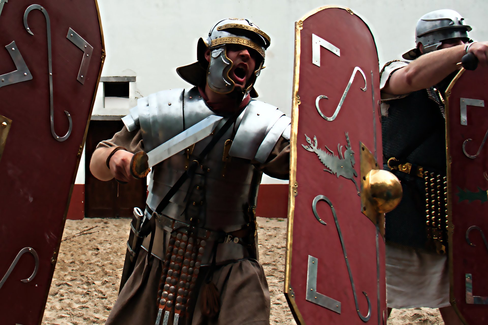 legionario hombre roma casco espada escudo armadura fondo