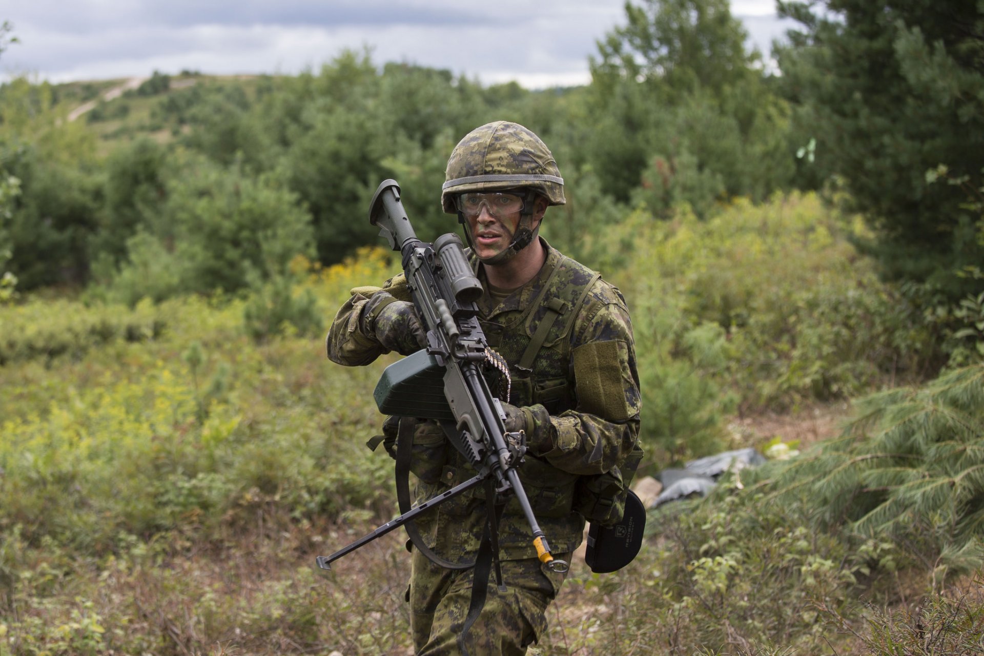 ejército canadiense soldado armas