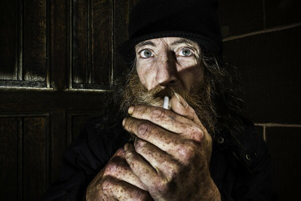 La mirada de un hombre barbudo desde un Cuarto oscuro